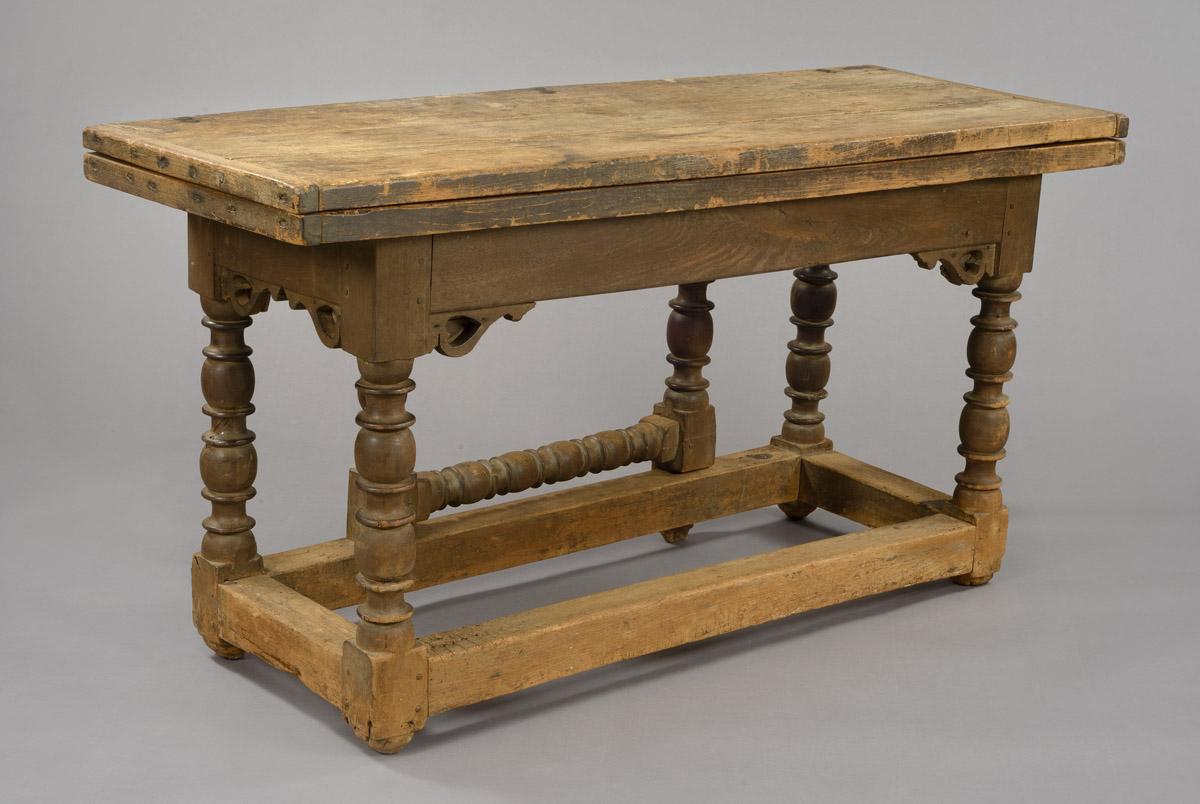 1954.0094 Table, three quarter closed front view