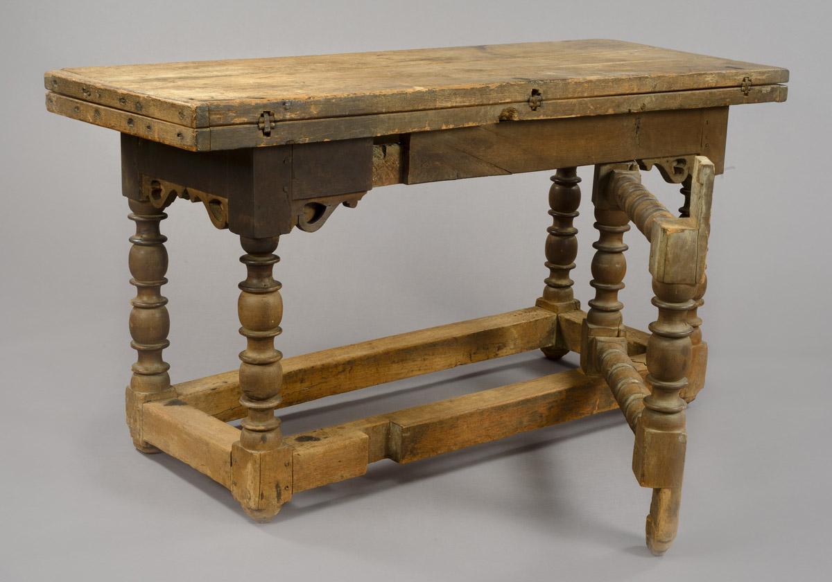 1954.0094 Table, three quarter gate leg out