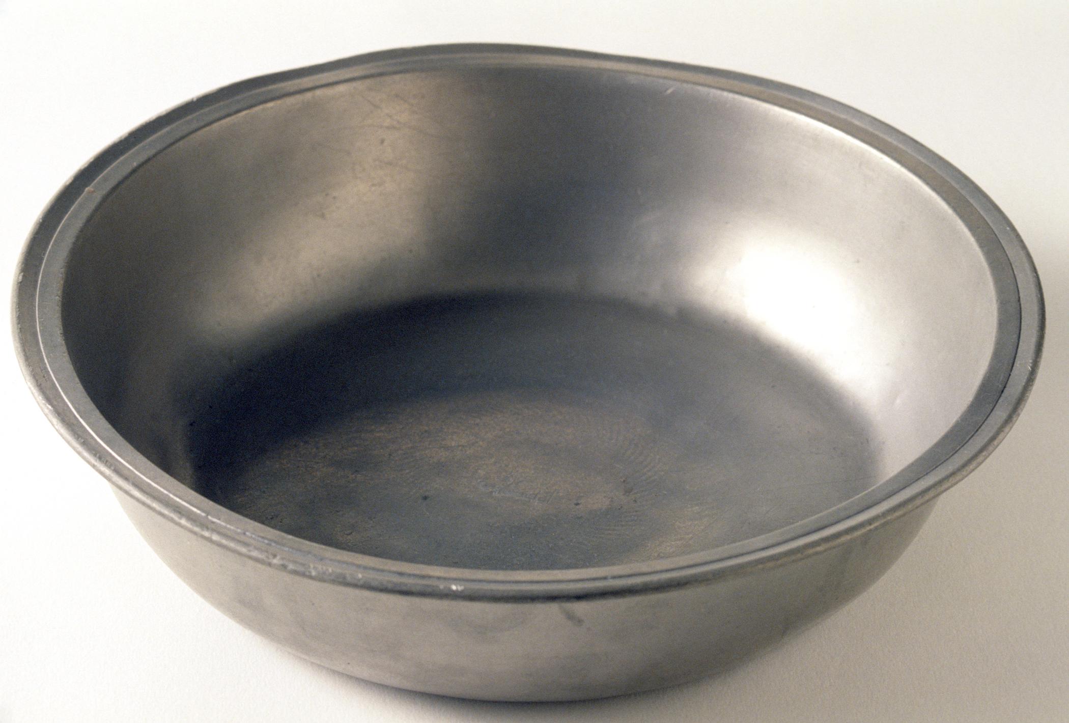 1960.0998 Pewter basin