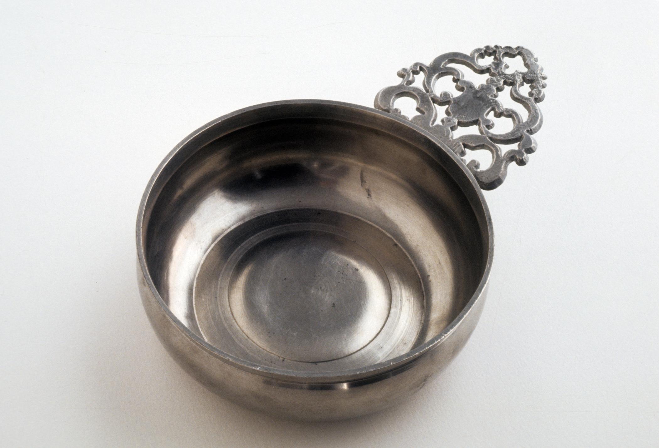 1960.0999 Pewter porringer