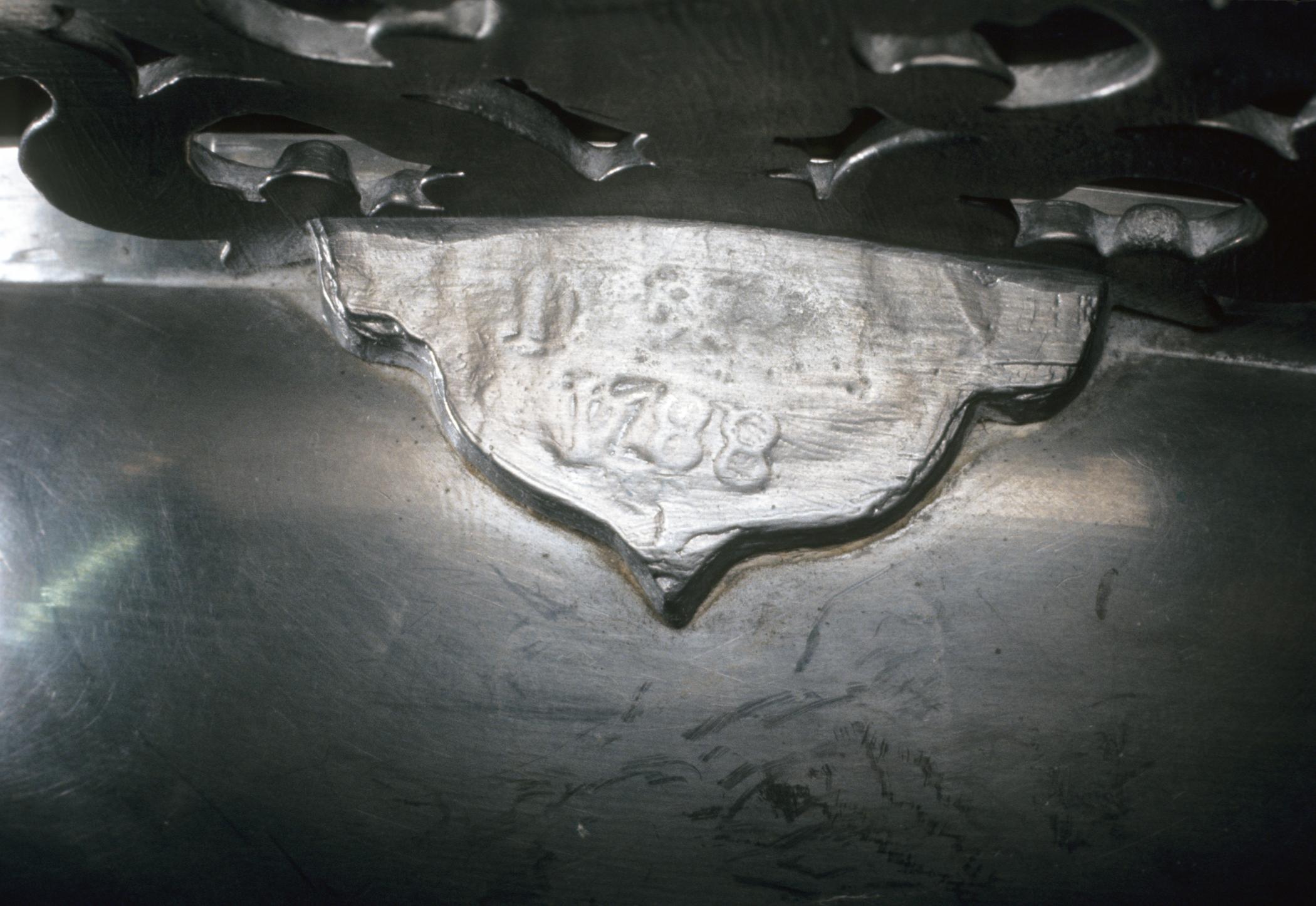 1960.0999 Pewter porringer (mark)