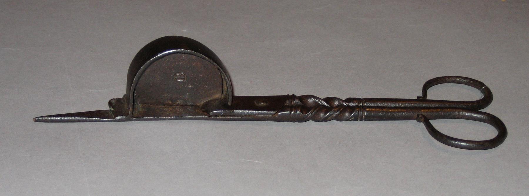 1960.1021 Snuffer (view 2)