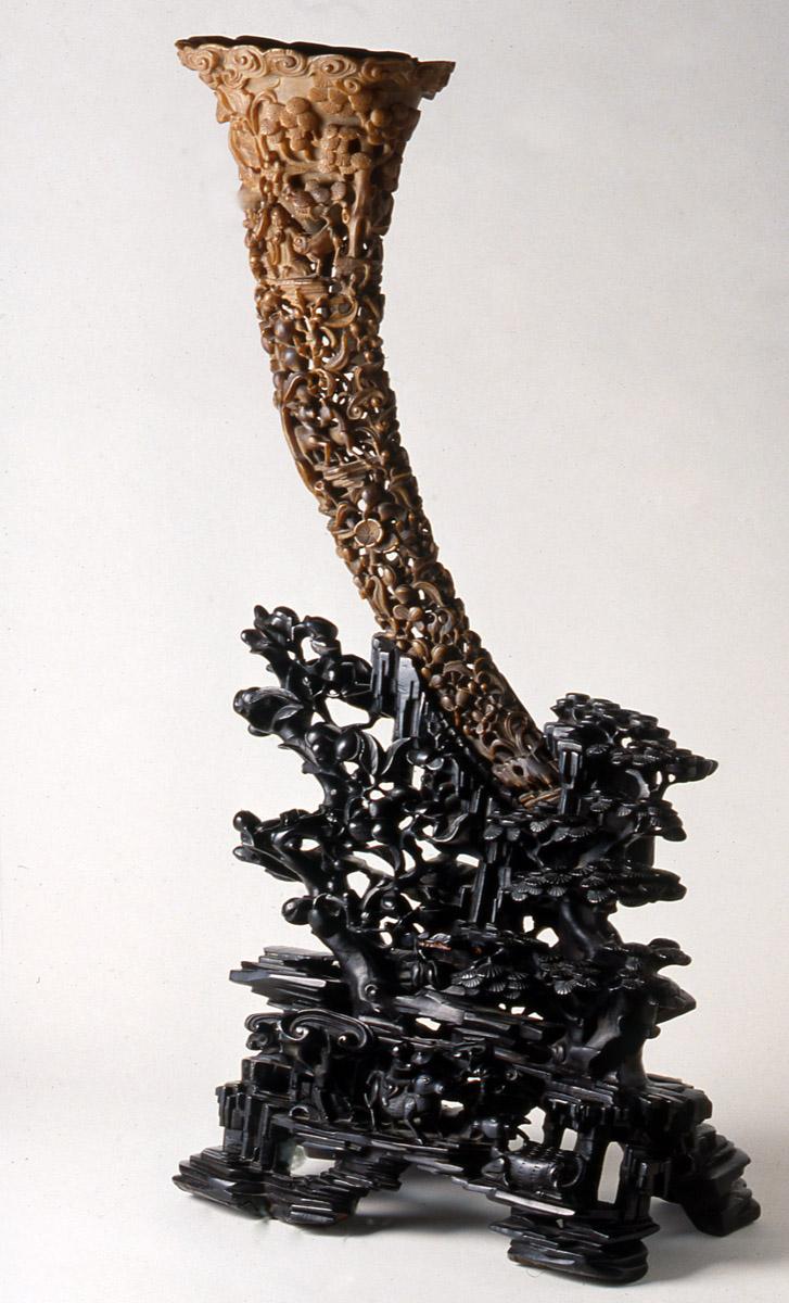1960.1042 Horn on stand