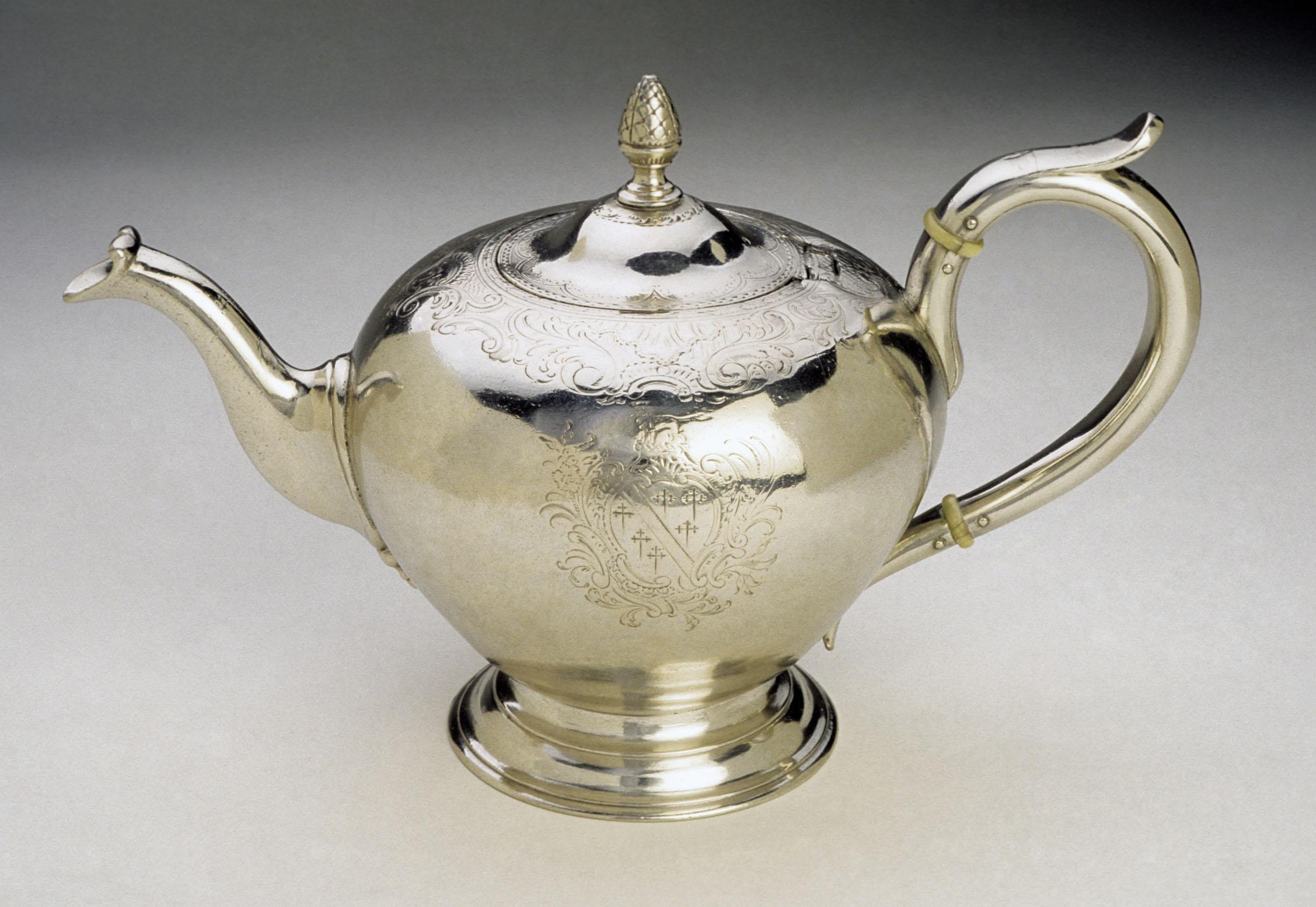1960.1045 Teapot, view 4