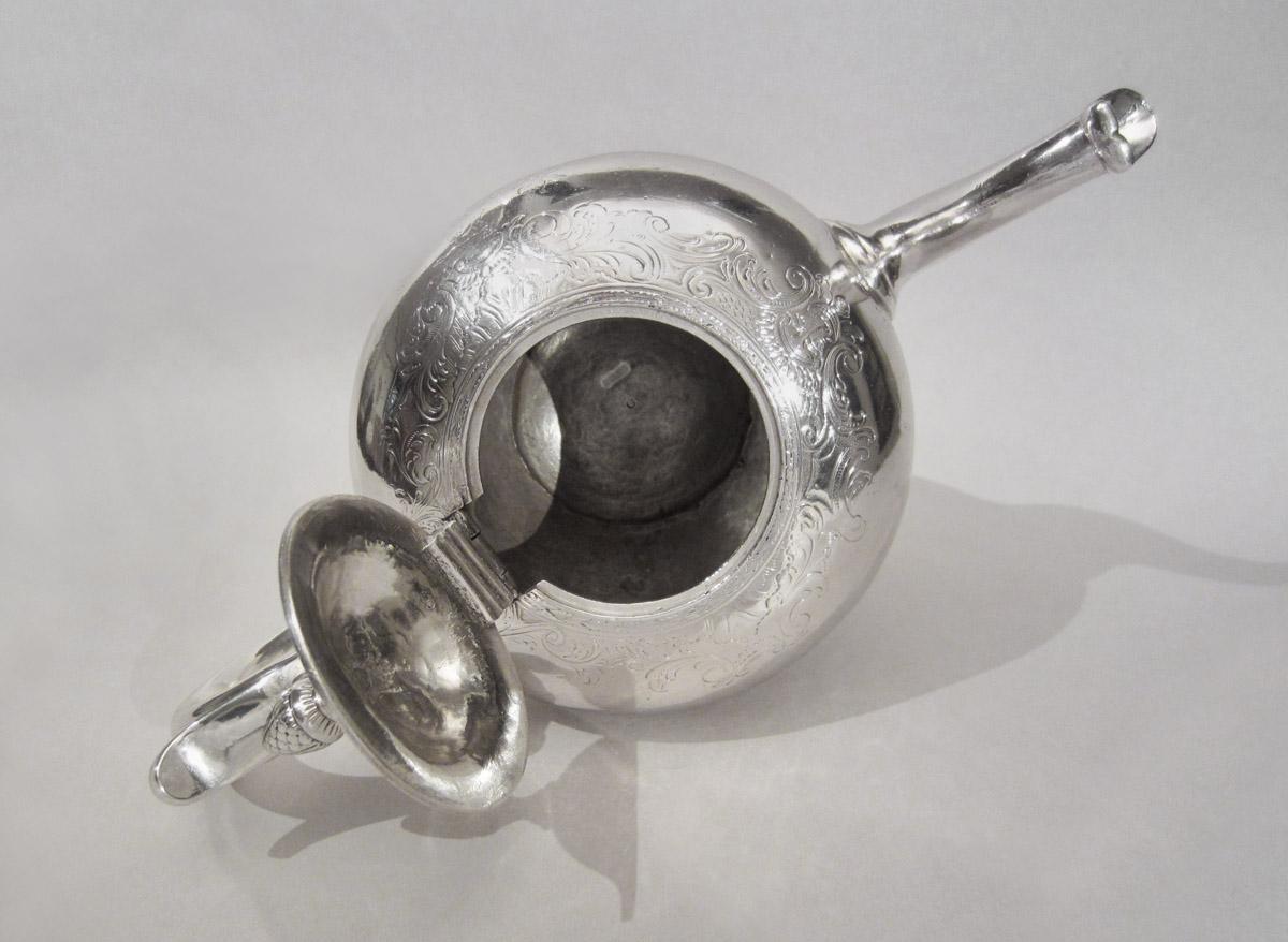 1960.1045 Teapot, interior