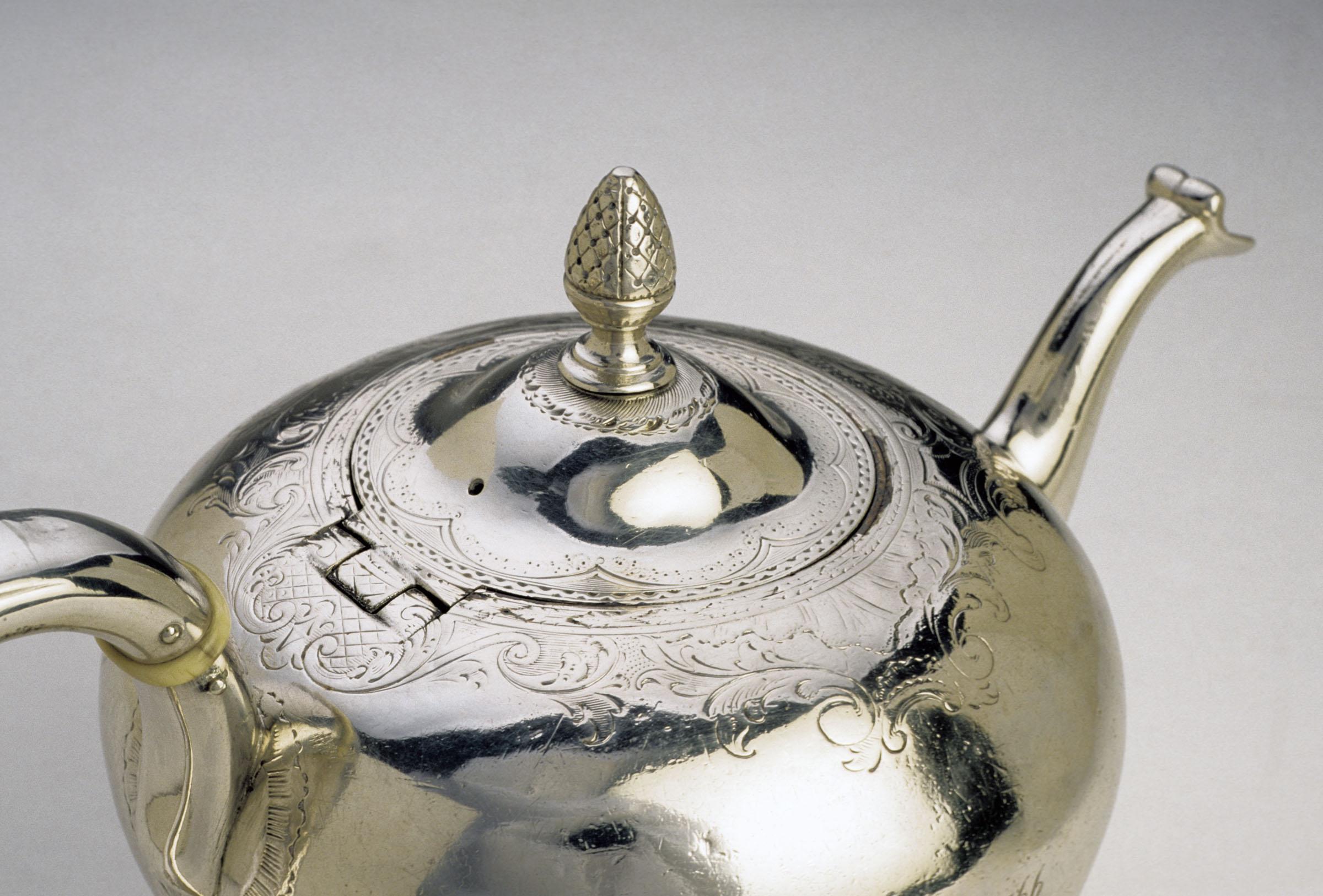 1960.1045 Teapot, detail 2