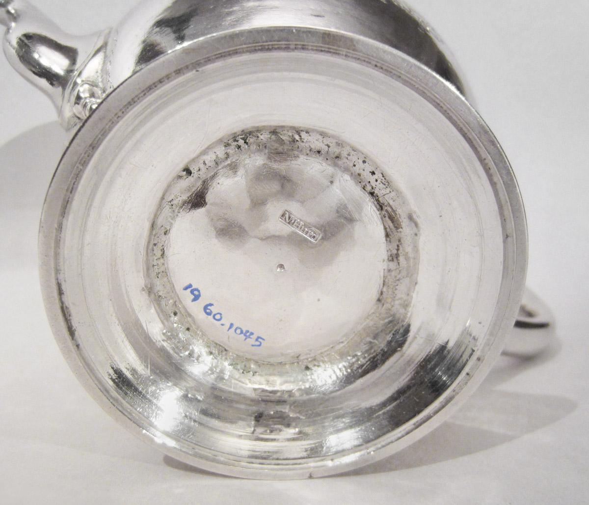 1960.1045 Teapot, underside