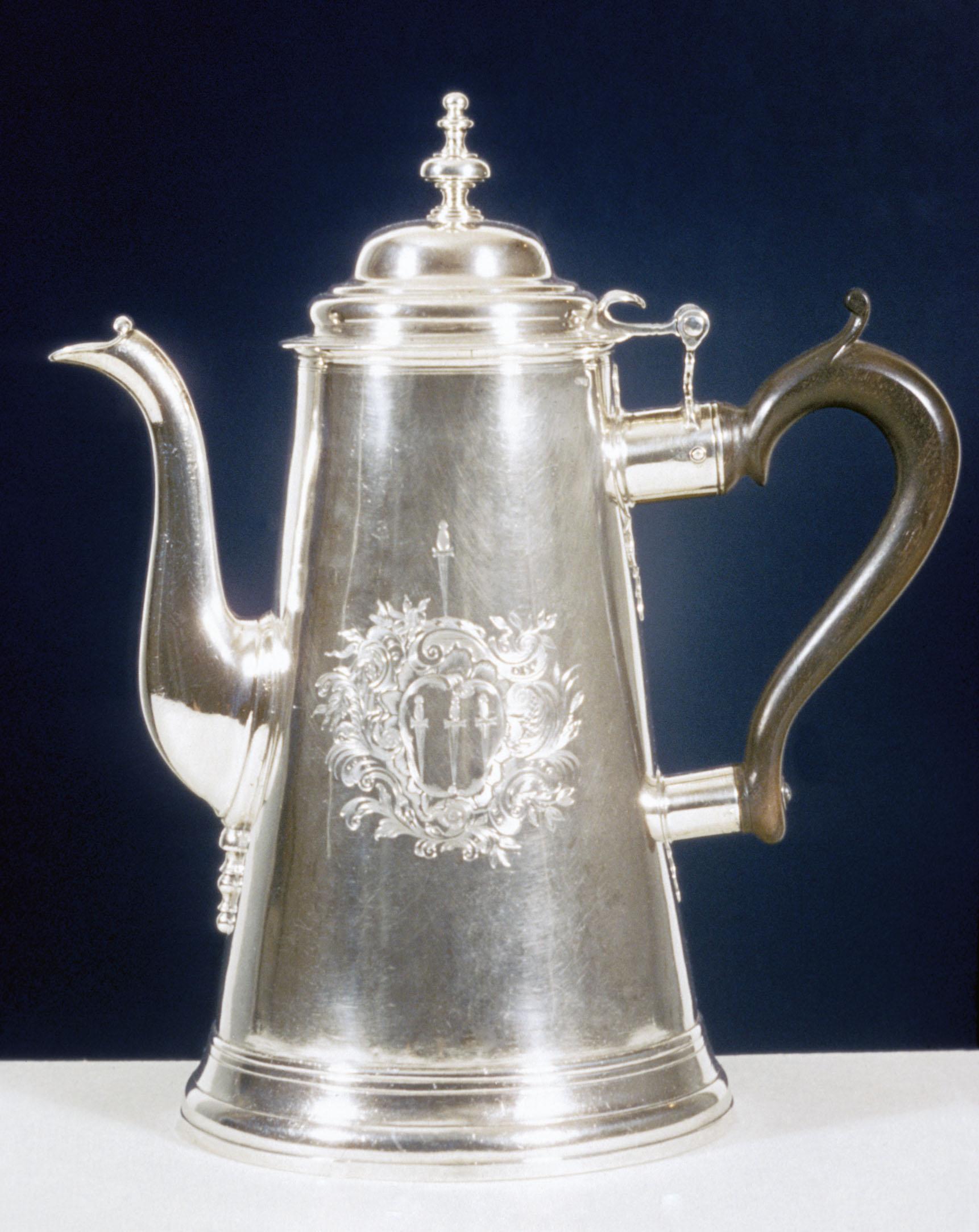 1960.1048 Teapot, view 3