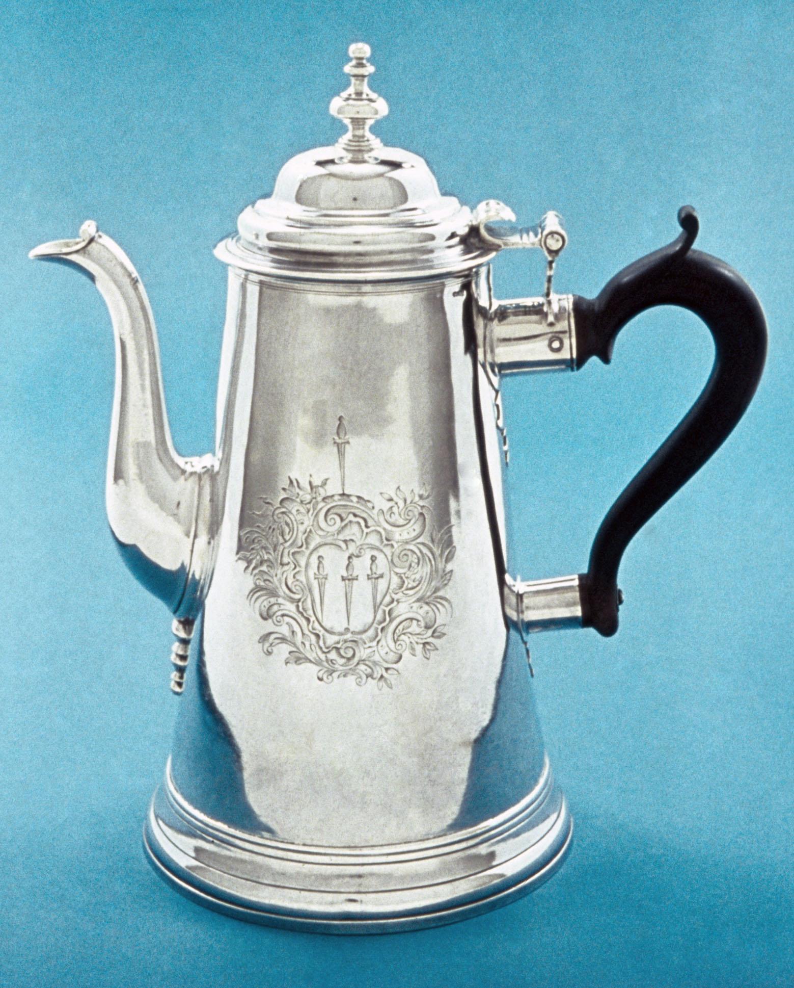 1960.1048 Teapot, view 4