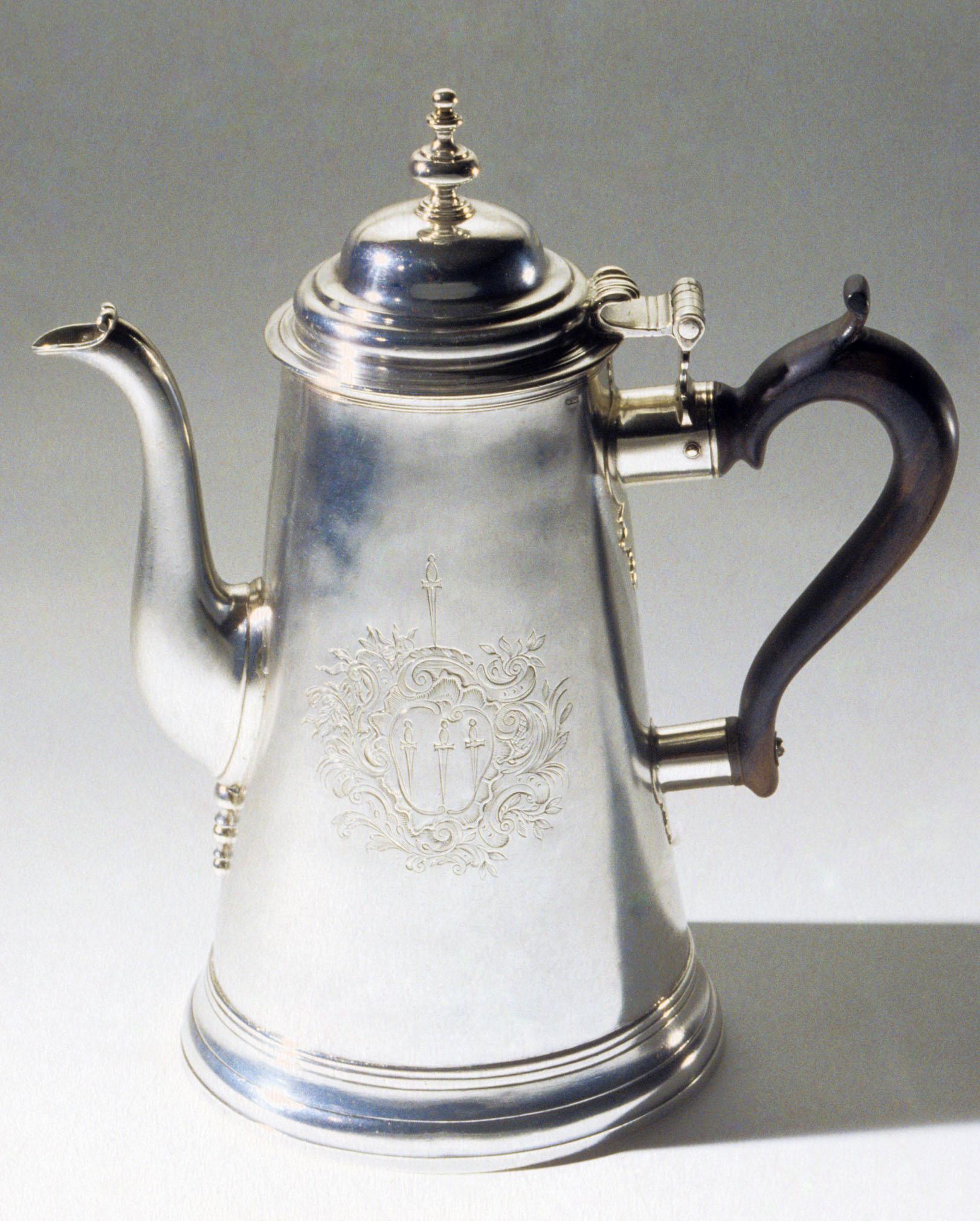 1960.1048 Teapot, view 5