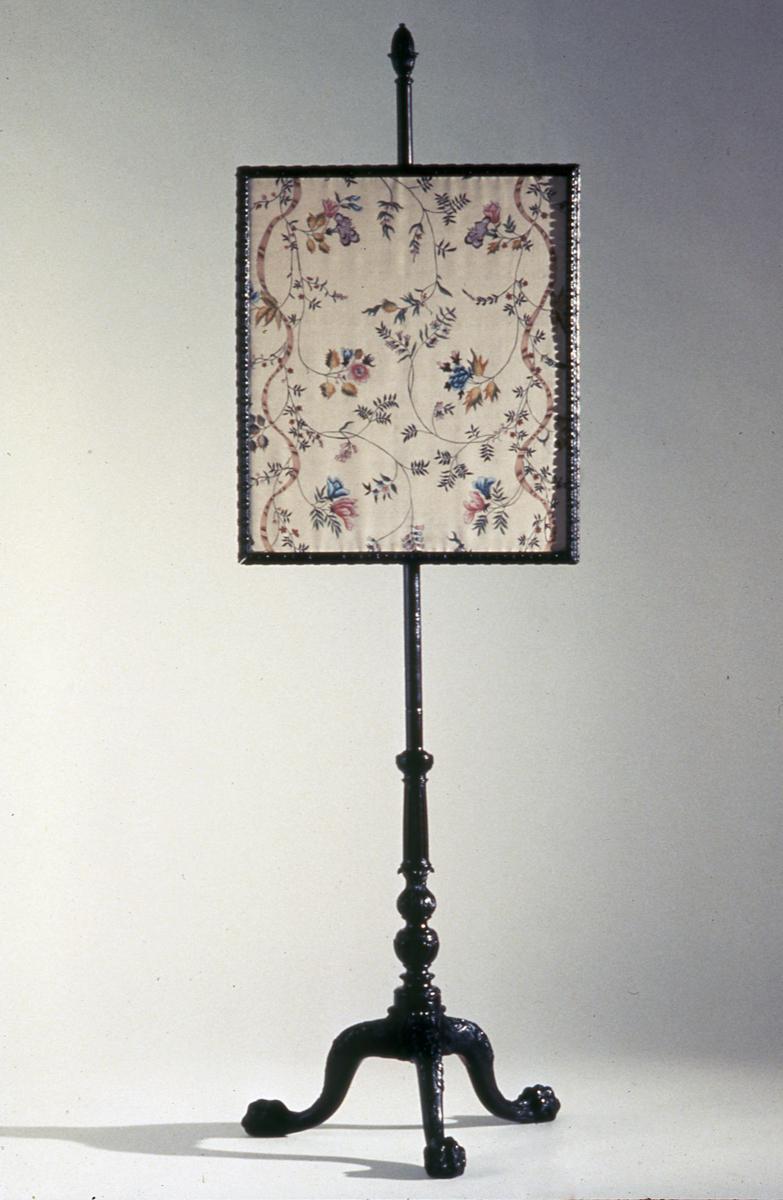 1960.1065 A, B Pole screen, view 2