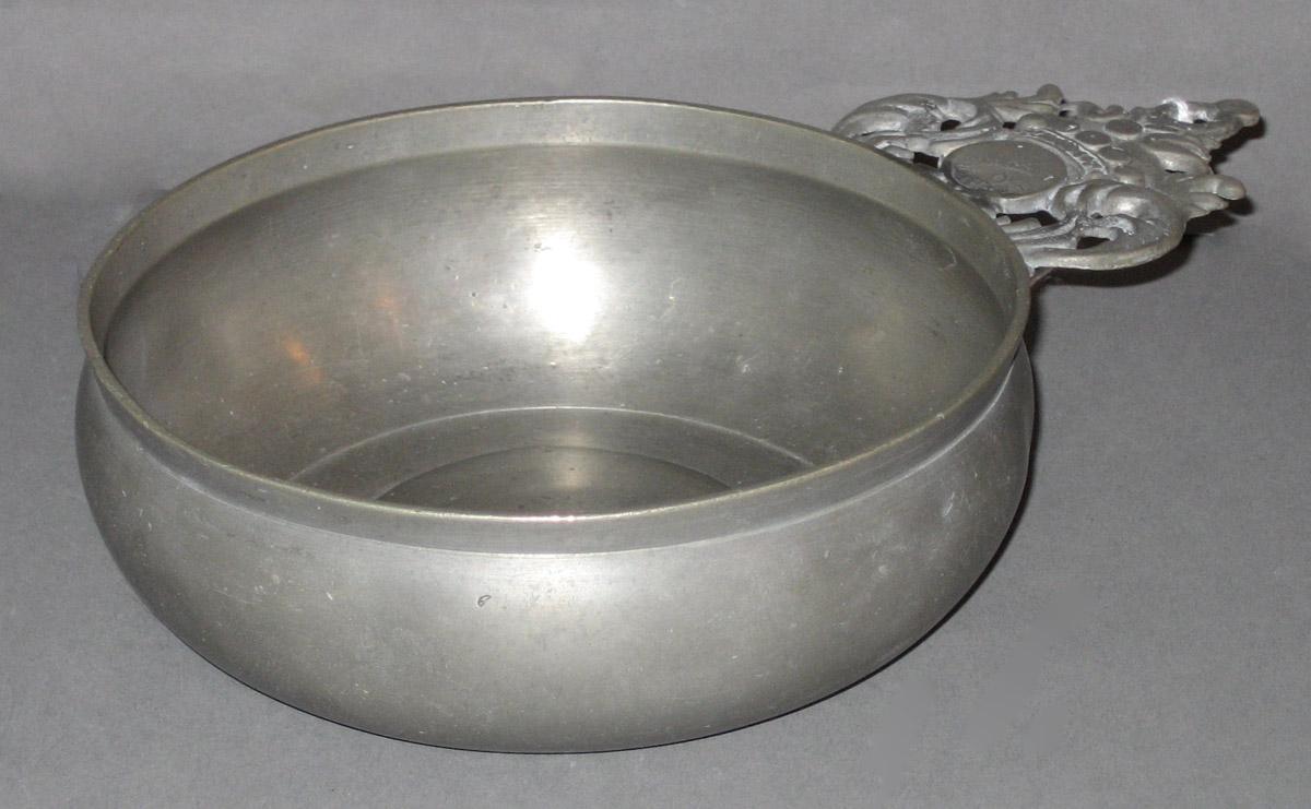 1960.1084 Porringer