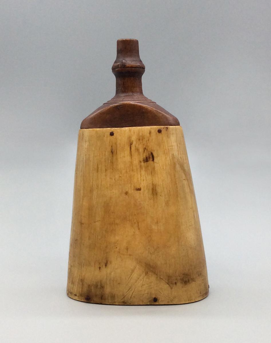 1960.1107 Flask, view 1