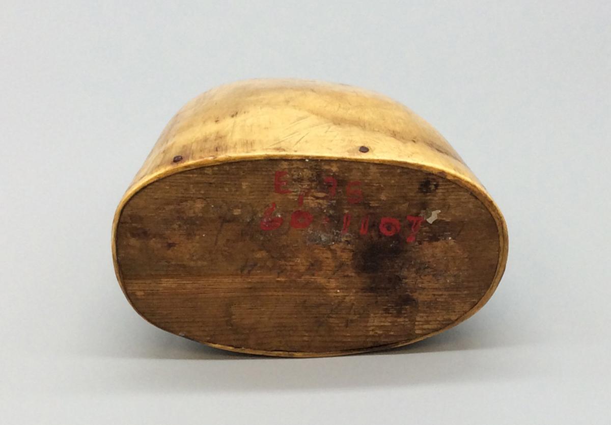 1960.1107 Flask, view 3