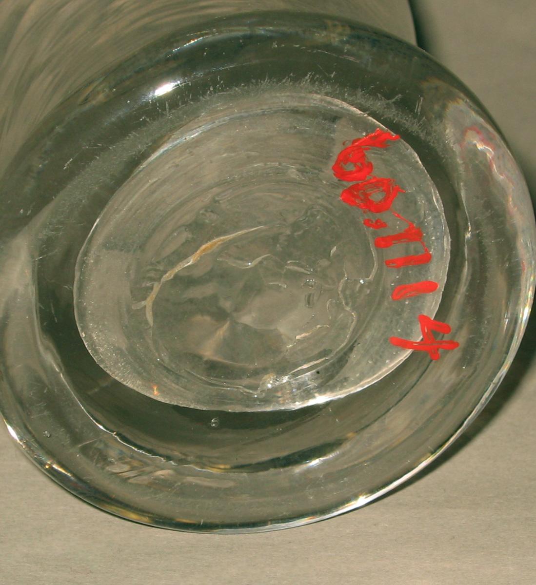 1960.0114 Glass tumbler (underside)