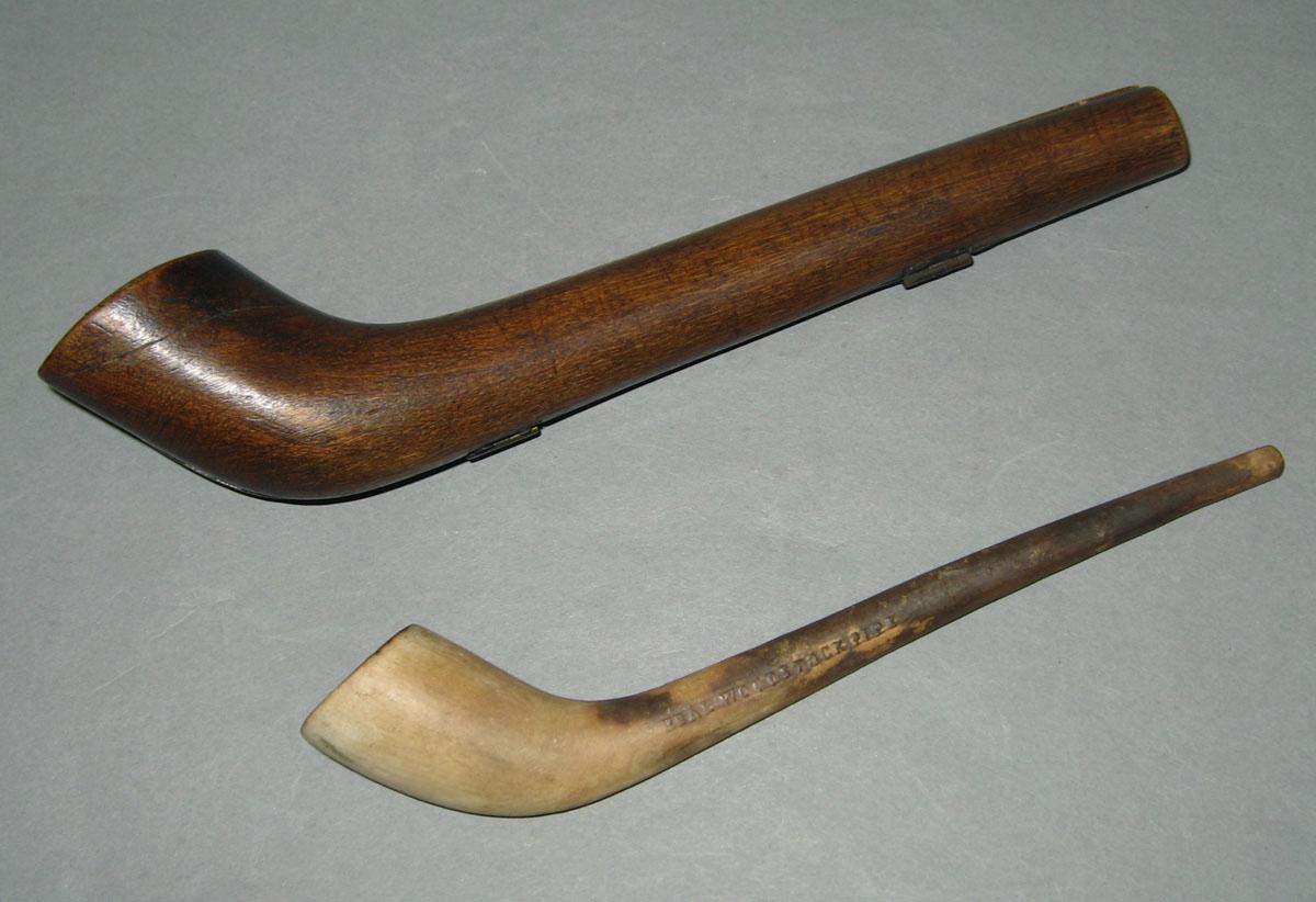 1960.1115 A, B Pipe and wooden case