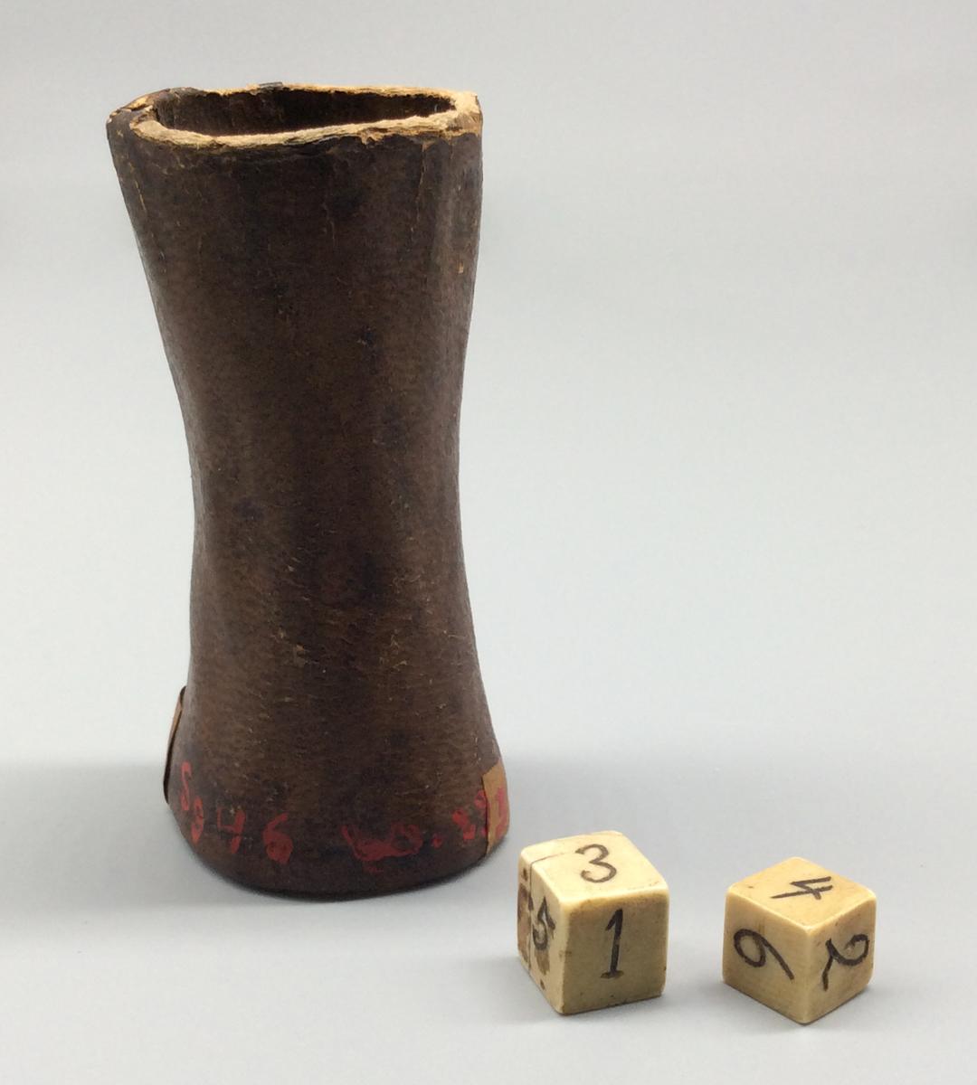 1960.1135 A-C, Dice cup and Dice view 1