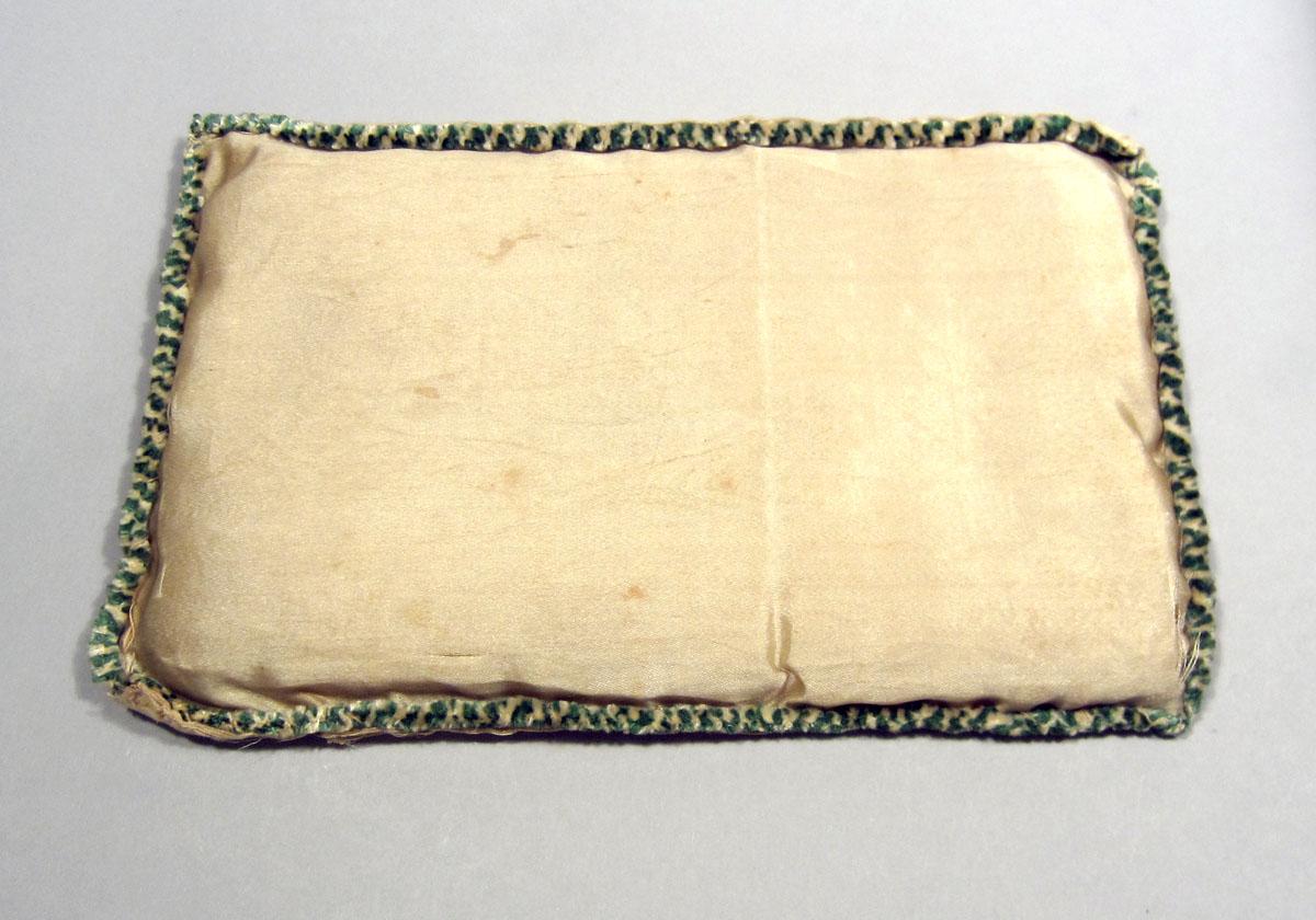 1960.1144 C Sewing box pillow upper surface
