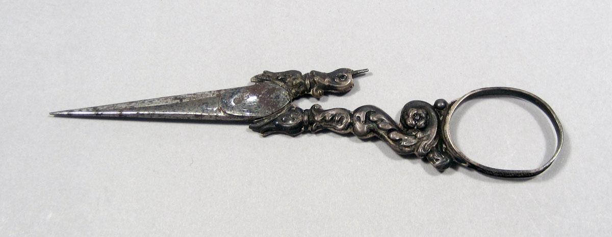1960.1144 E Sewing box scissors upper surface