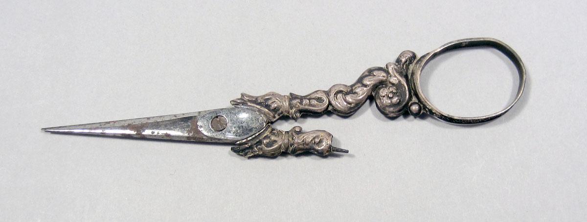 1960.1144 E Sewing box scissors underside