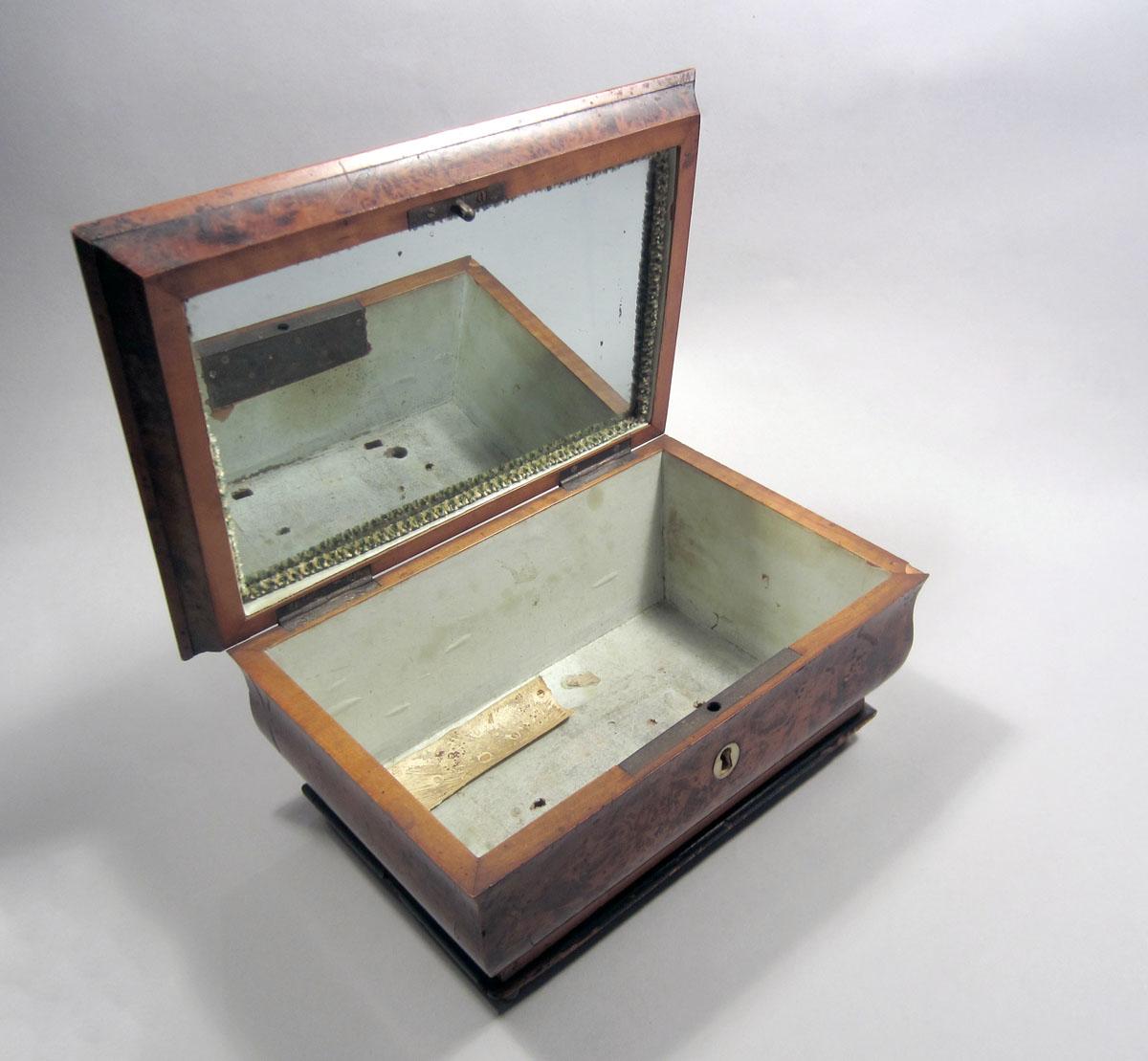 1960.1144 A Sewing box open