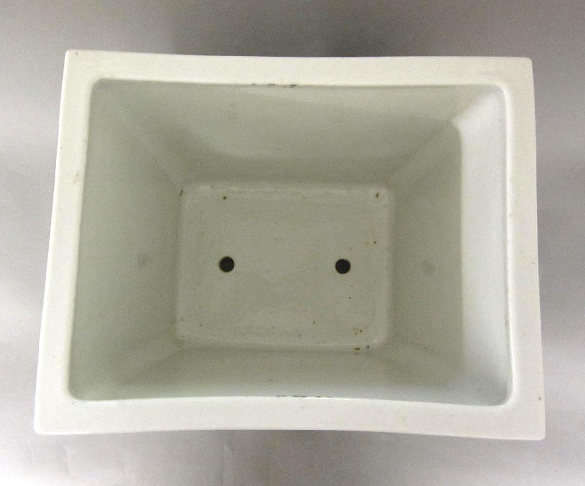 1960.1165 A Porcelain flower container top