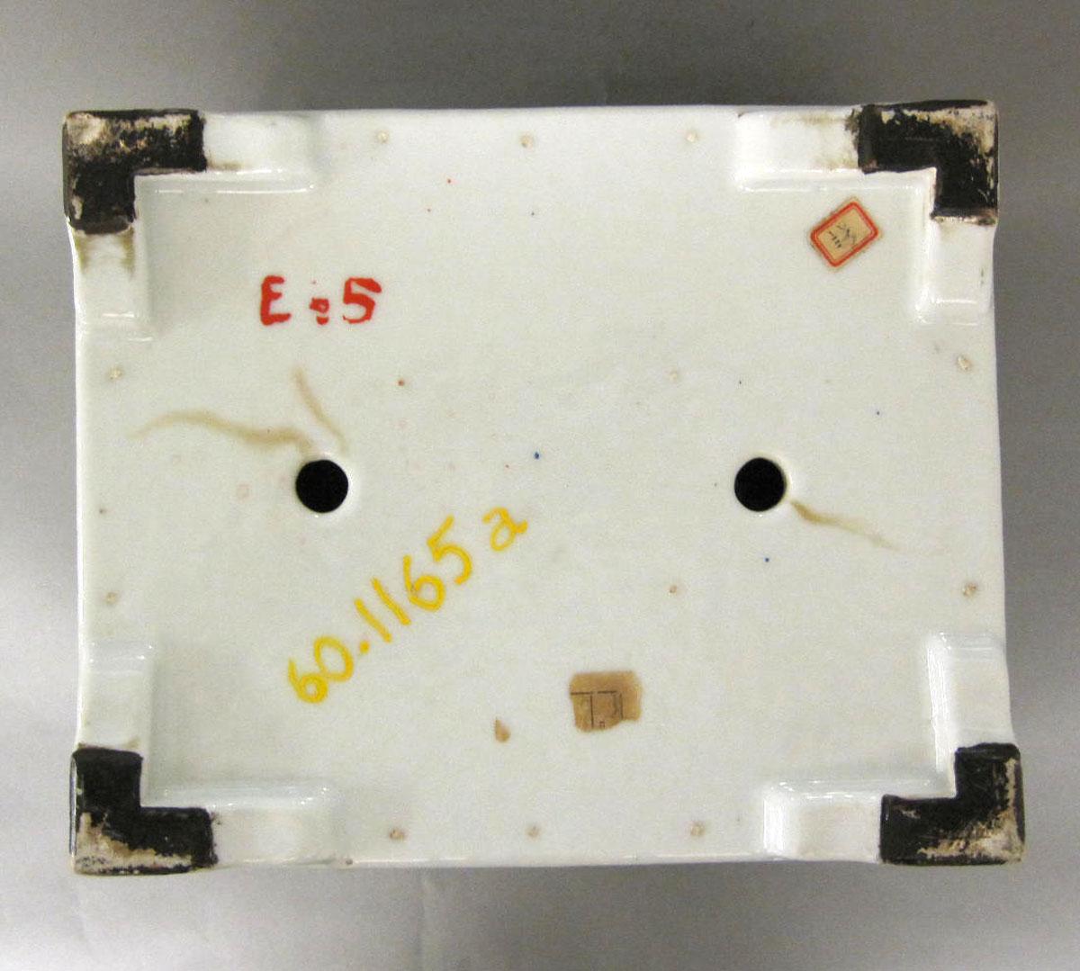 1960.1165 A Porcelain flower container underside