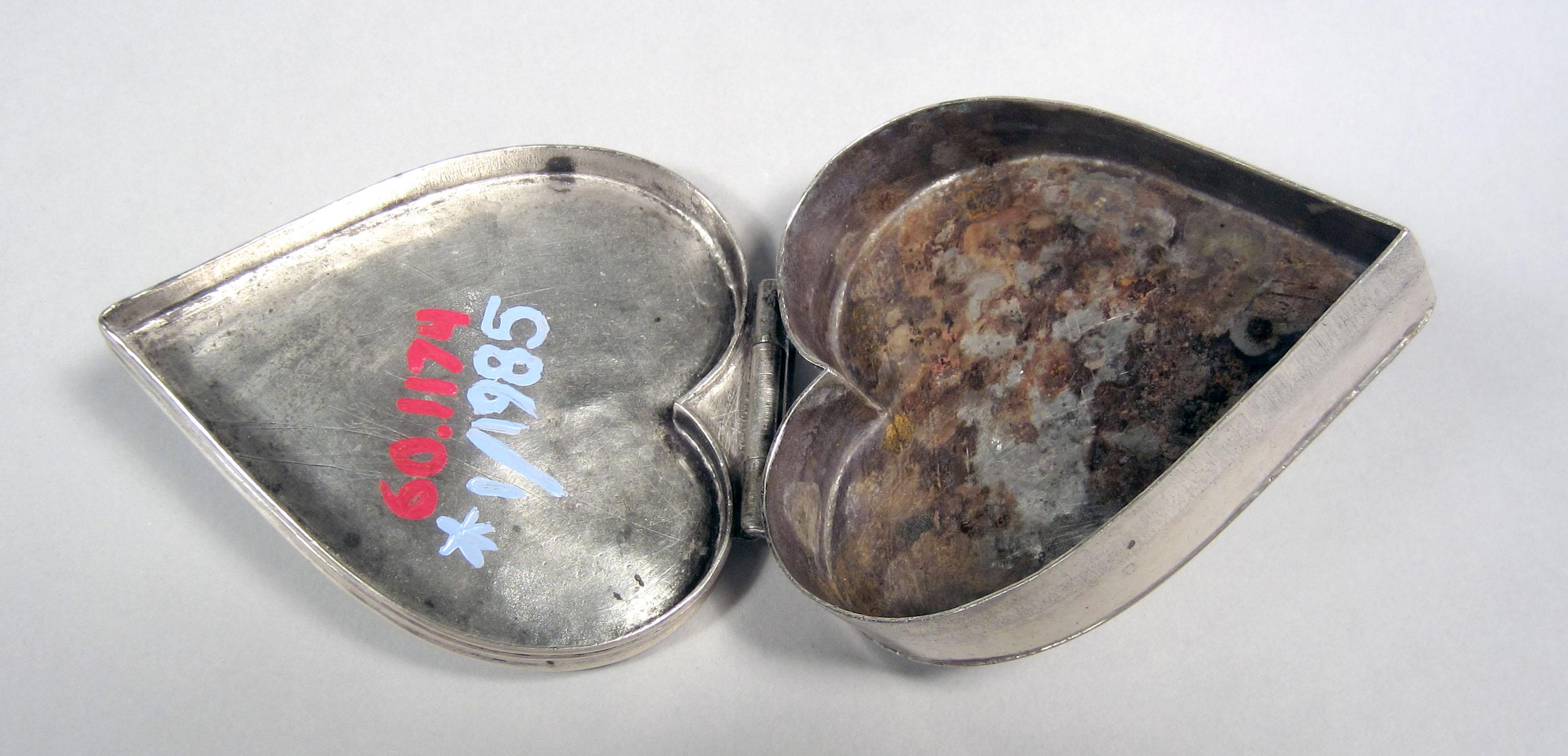 1960.1174 Silver Box interior