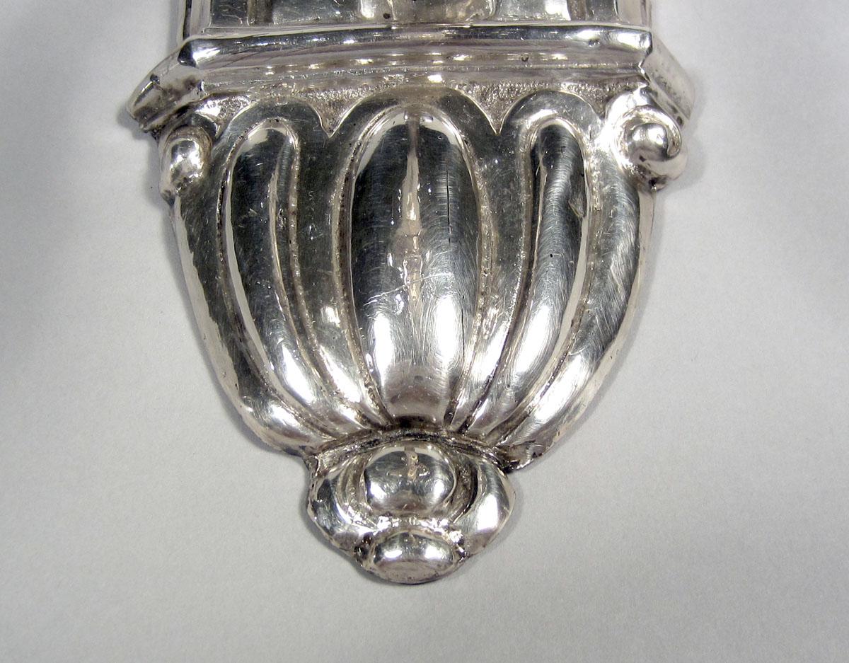1960.1190.002 Silver Sconce backplate detail 2
