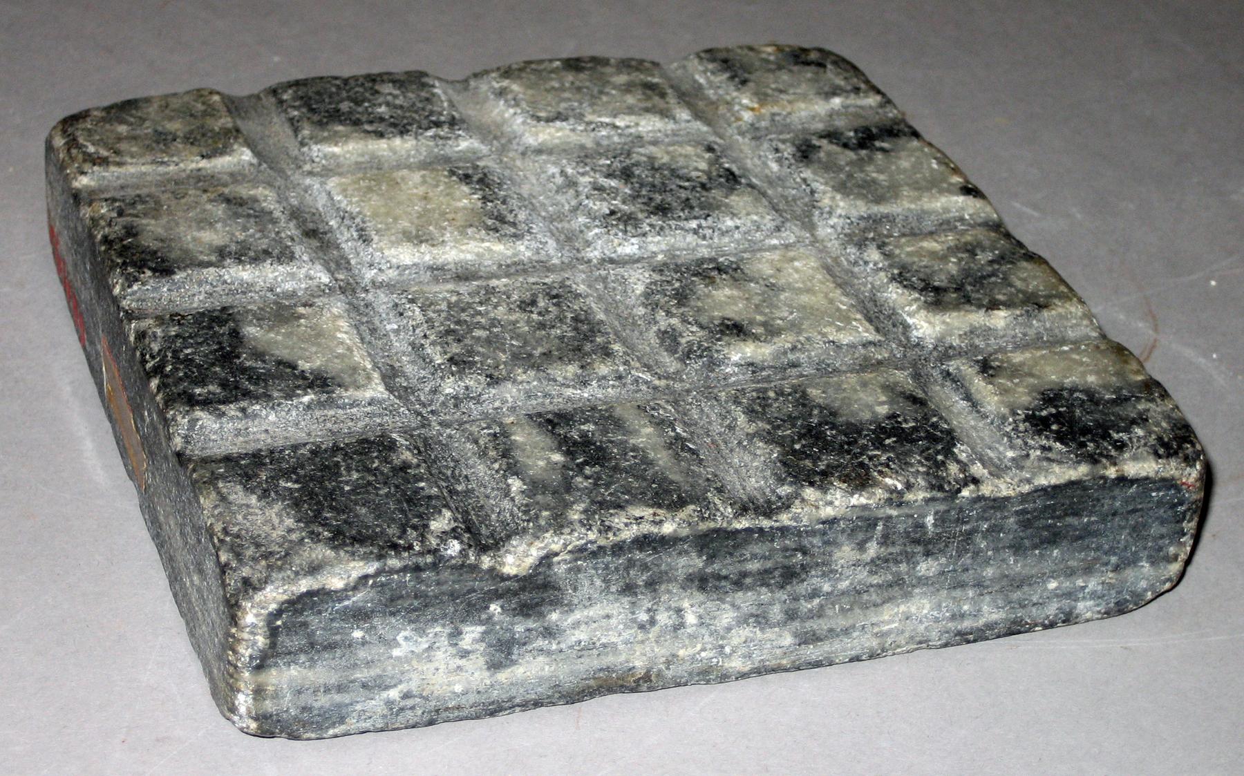 1960.1195.001 Tong stone