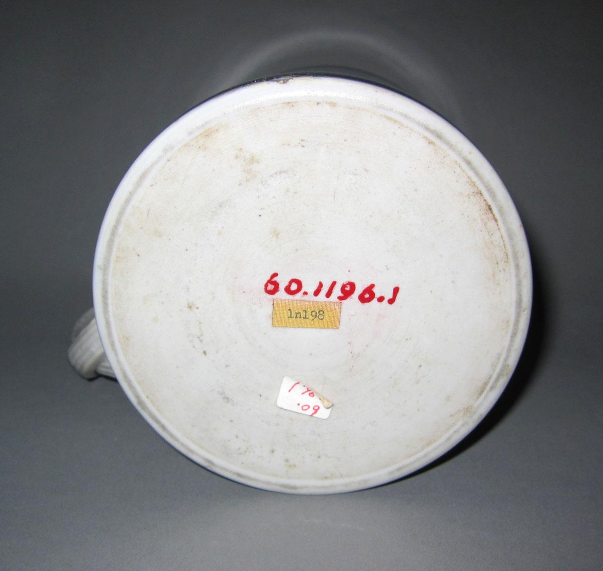 1960.1196.001 Porcelain mug underside