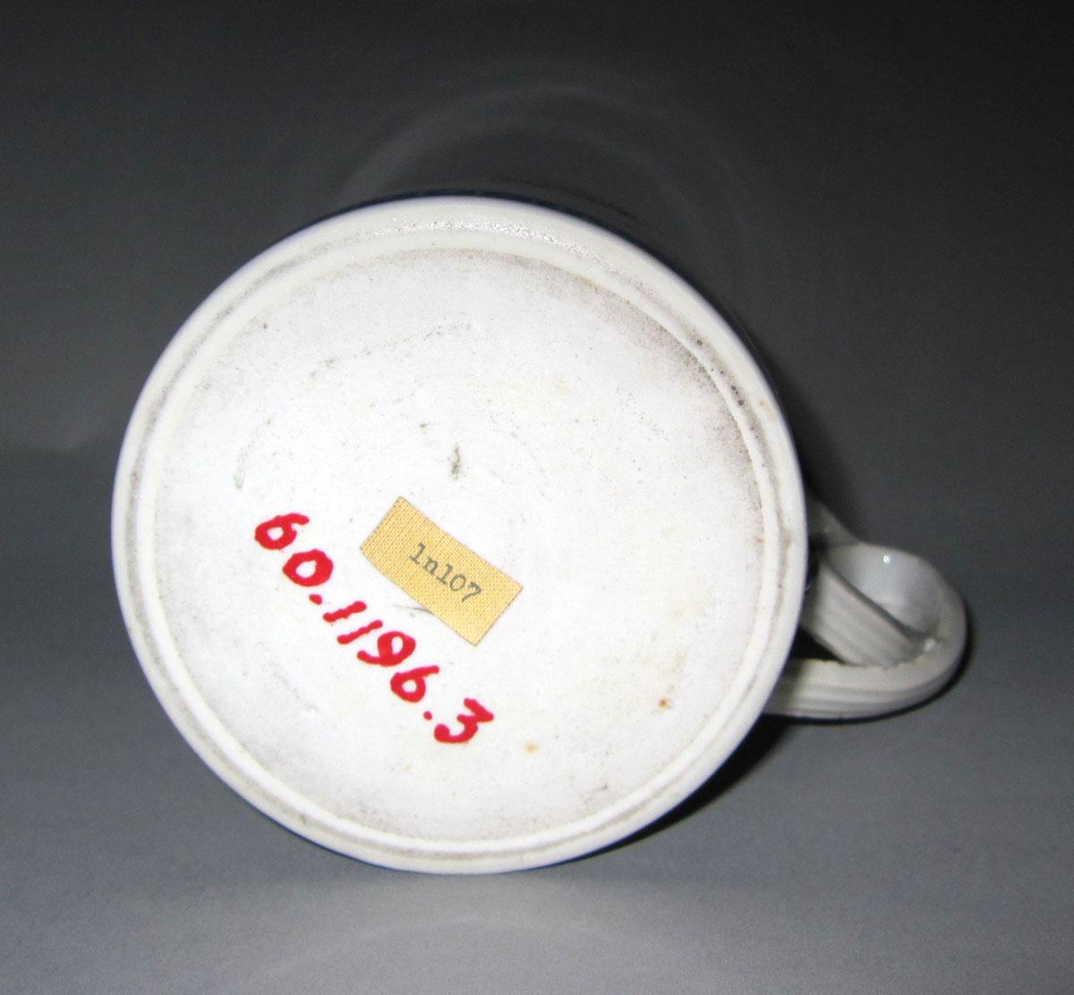 1960.1196.003 Porcelain mug underside