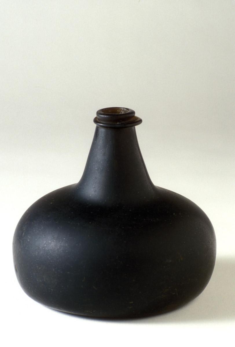 1960.1235 Wine bottle