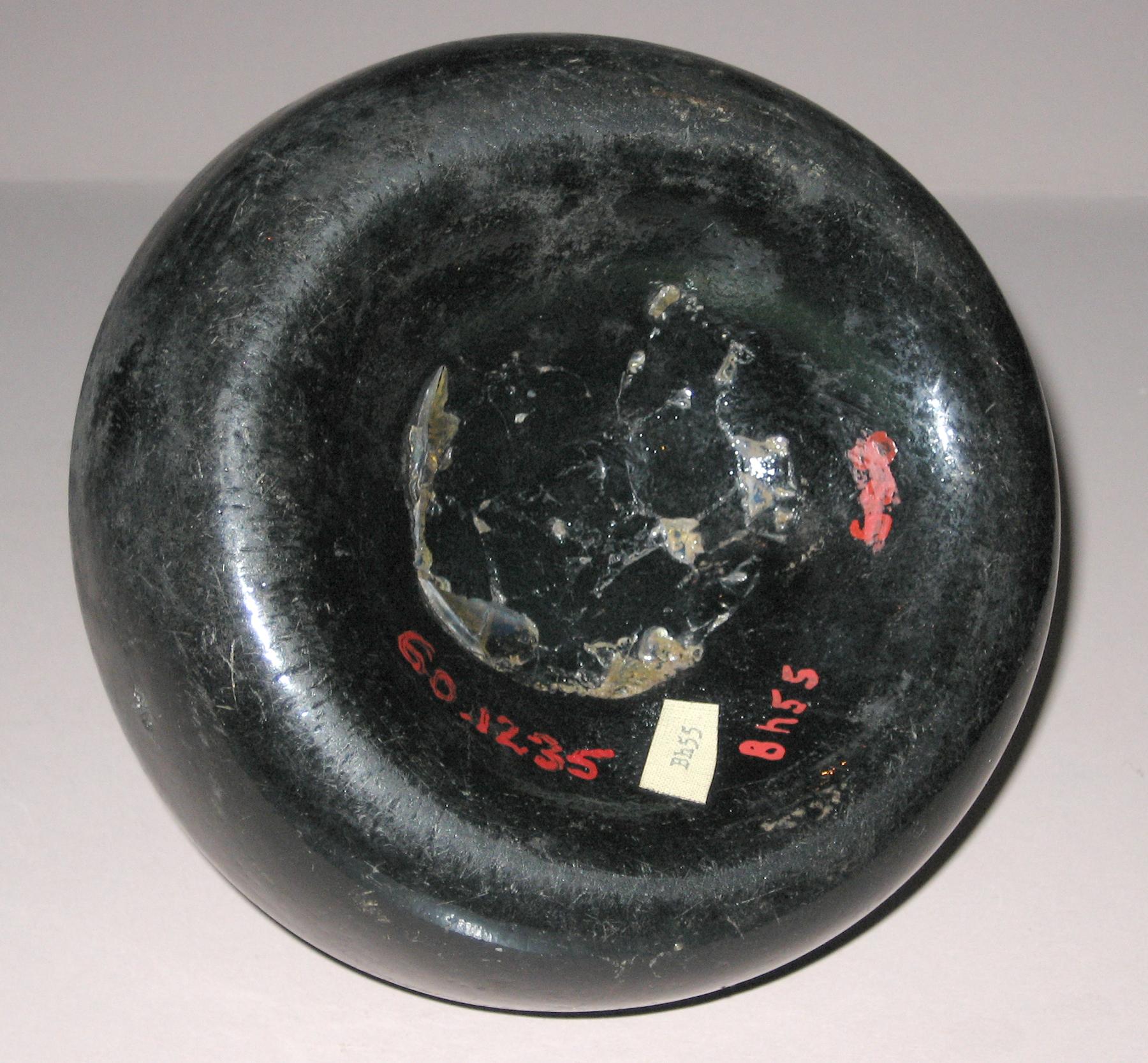 1960.1235 Wine bottle (bottom)