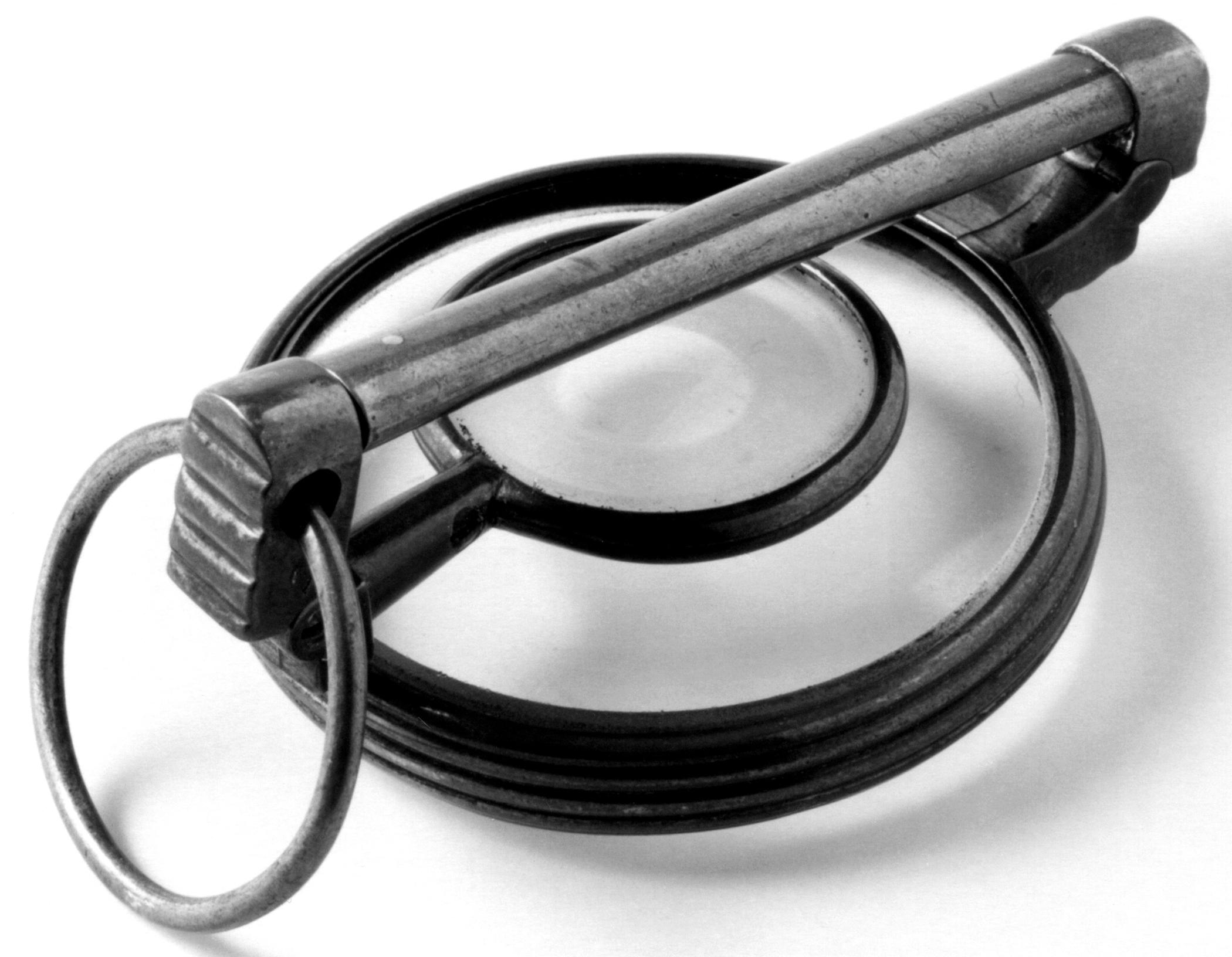 1961.0008 Magnifying glass, B+W