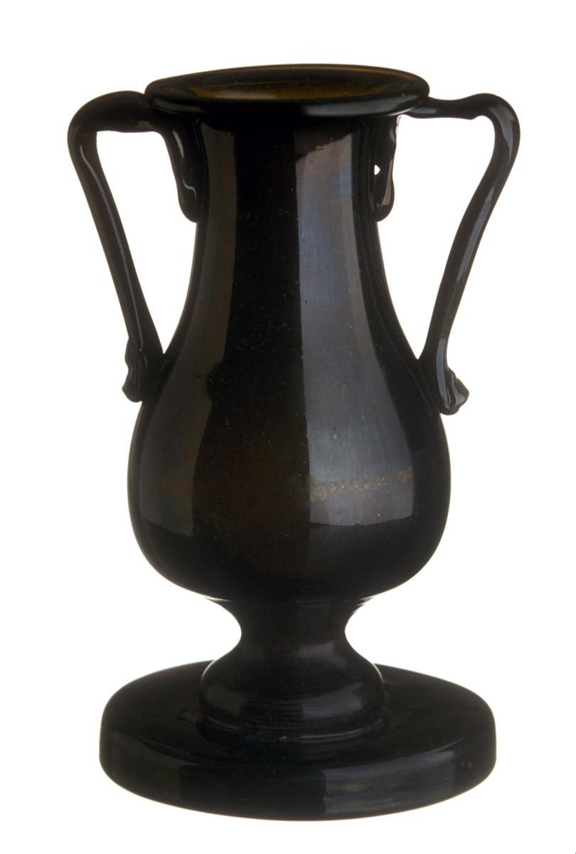 1961.0017 Glass vase