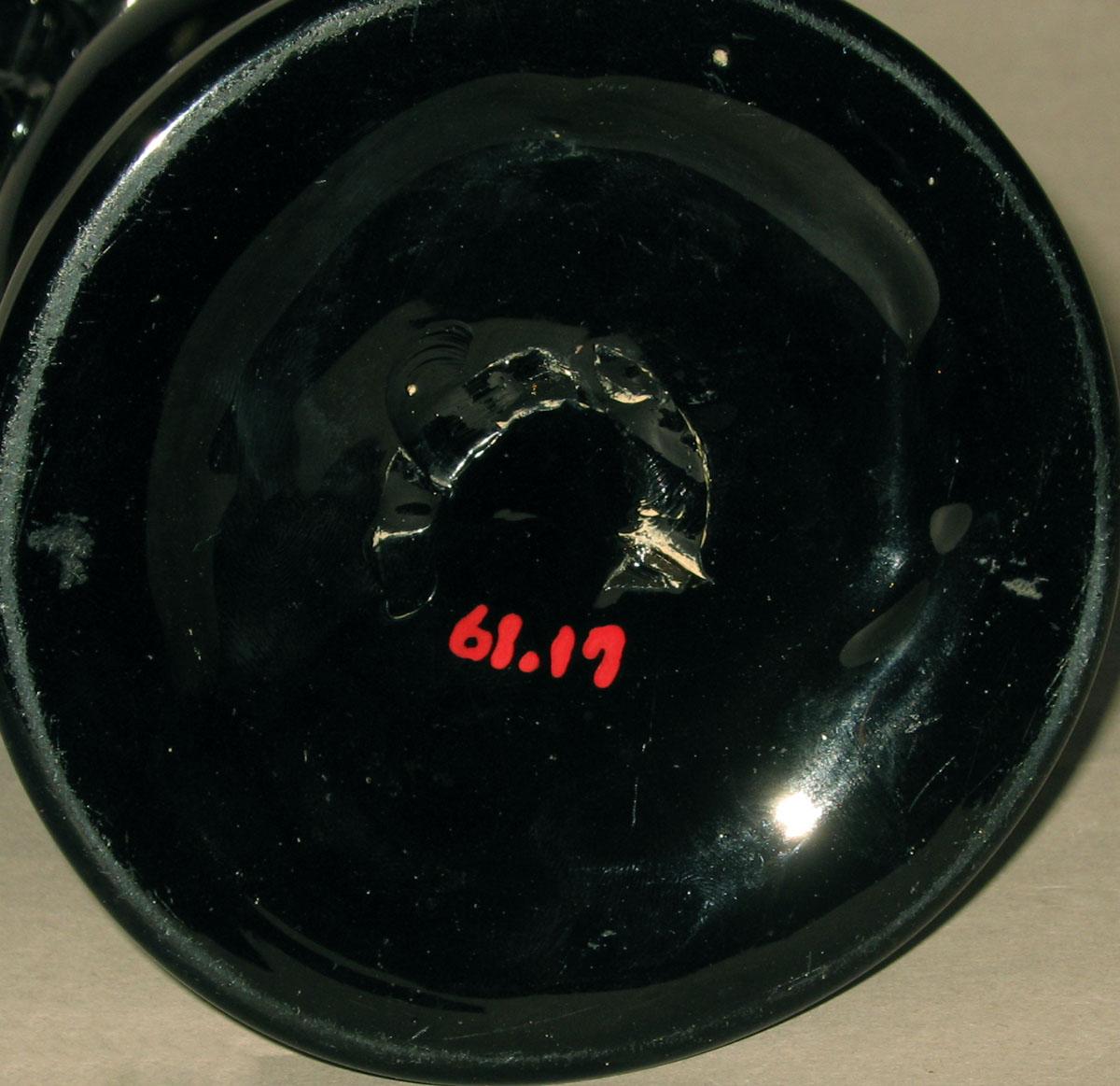 1961.0017 Glass vase (underside)