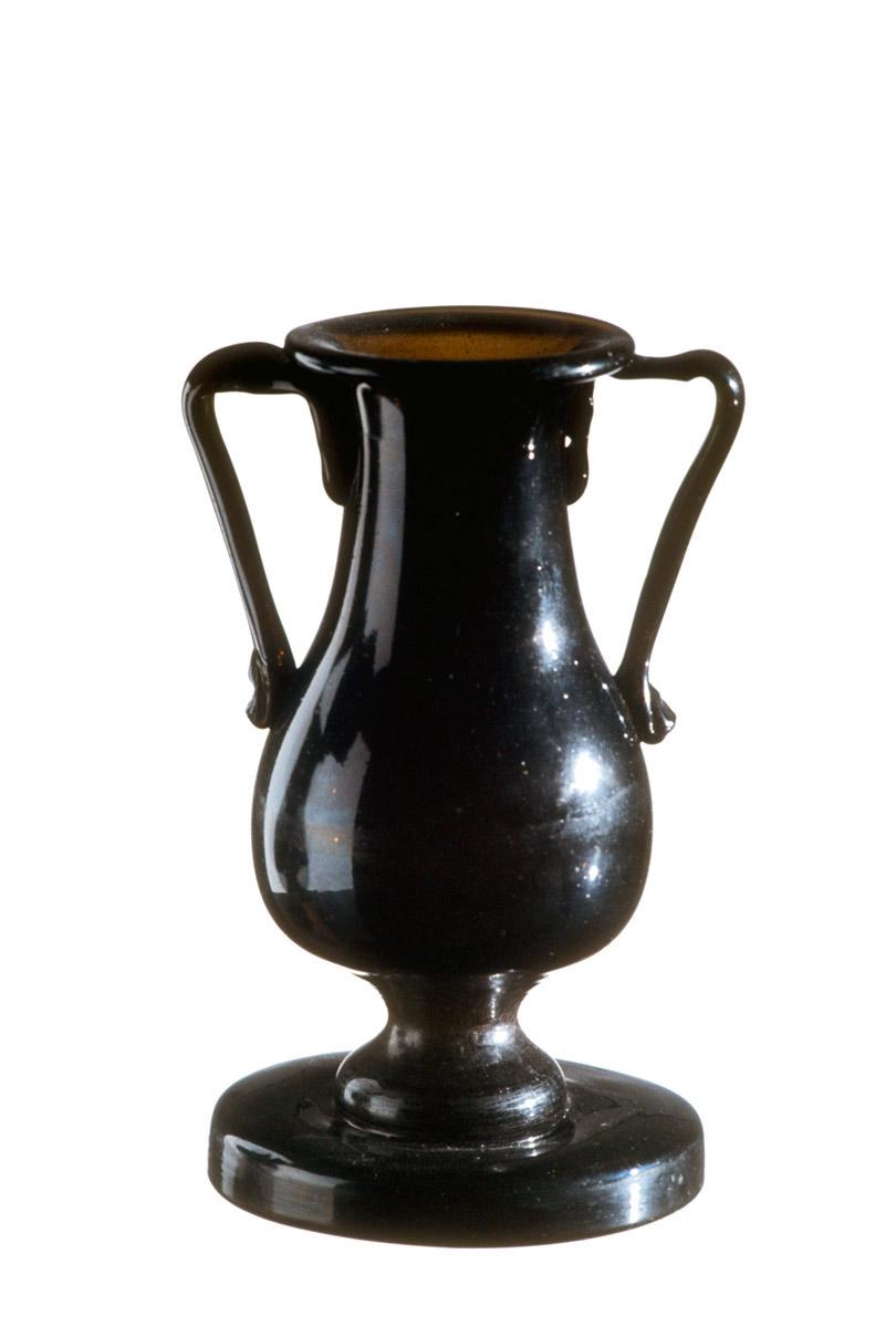 1961.0017 Glass vase (view 2)