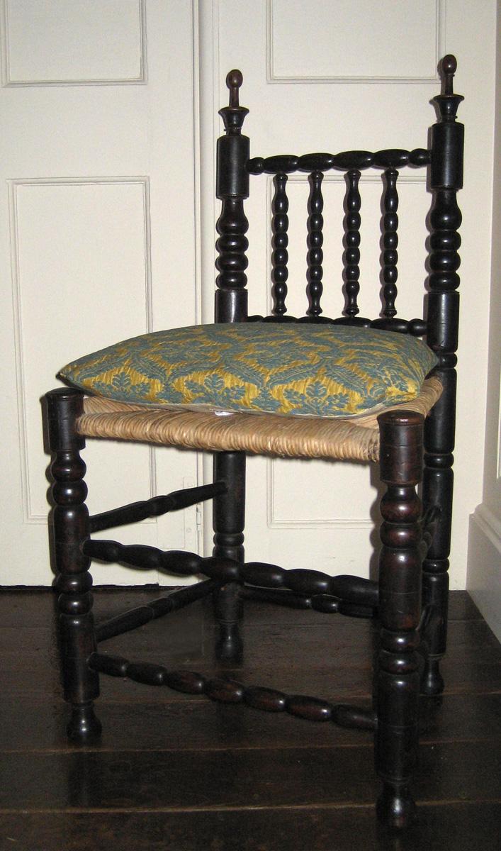 1954.0526 chair with cushion 1989.0546 view 1
