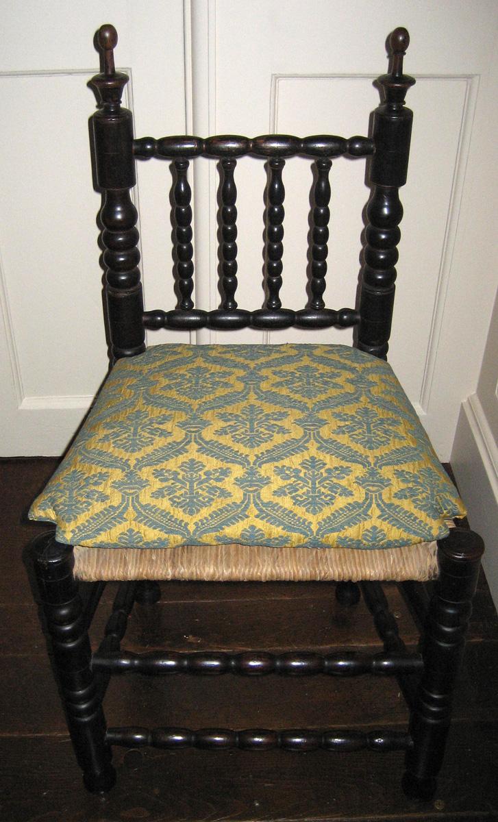 1954.0526 chair with cushion 1989.0546 view 2
