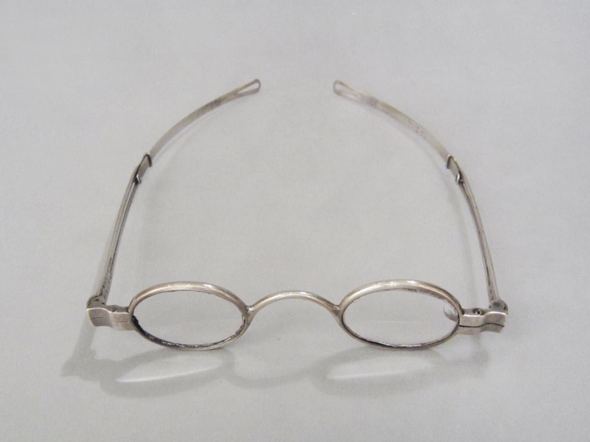 1961.0075 A Spectacles, view 2