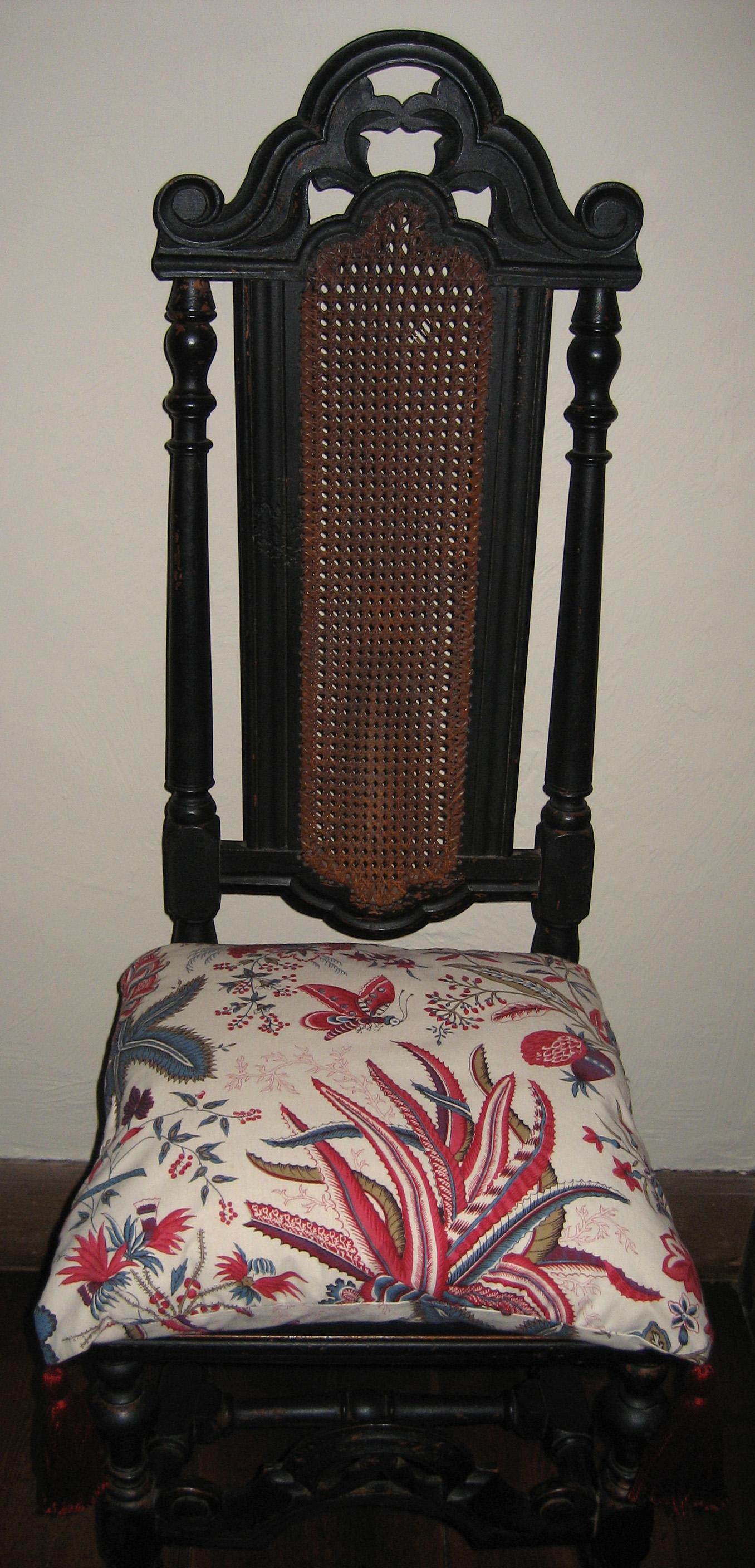 1954.0531 chair with  1984.0673.005 cushion view 2