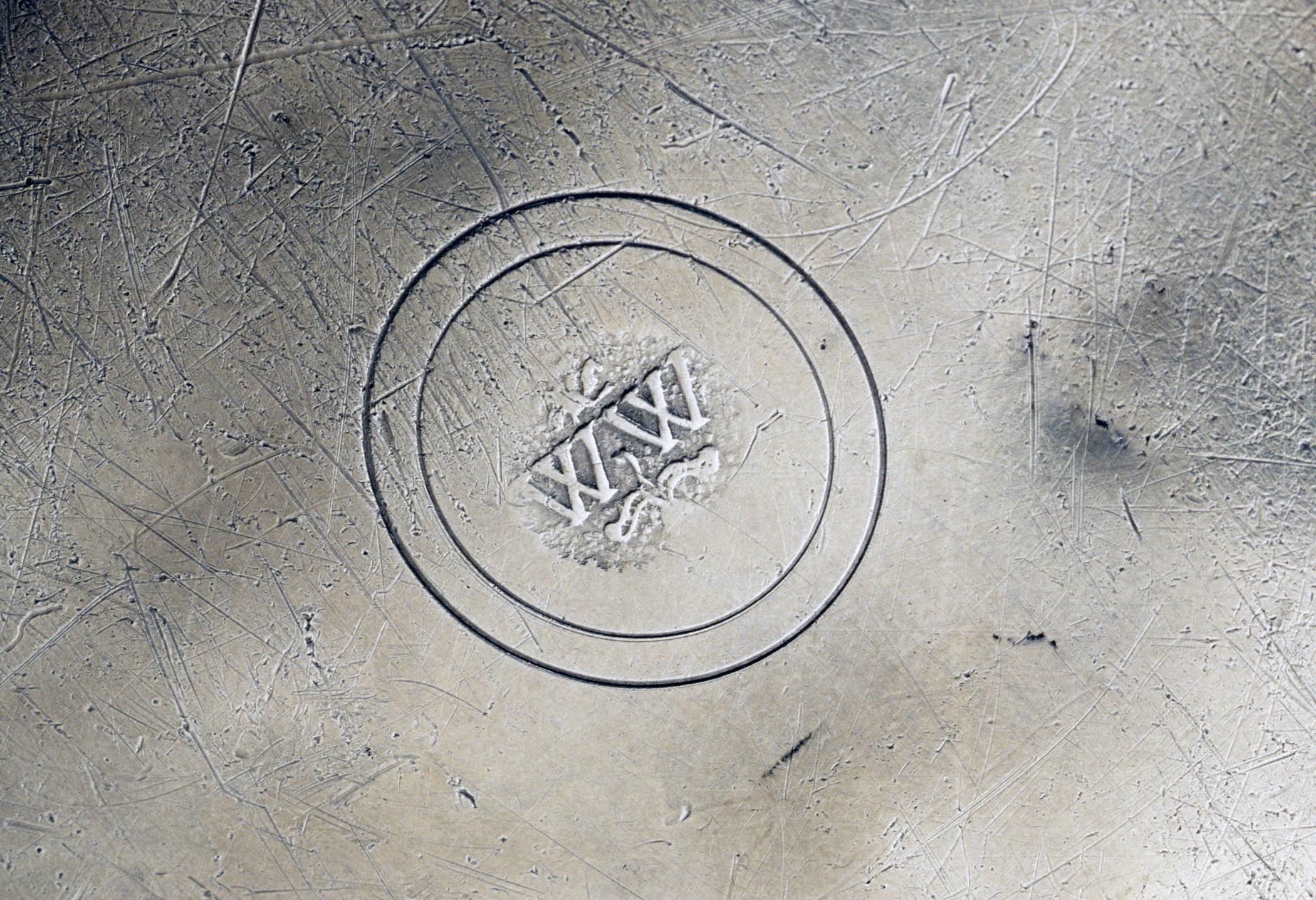 1961.0103 Pewter bedpan (mark)