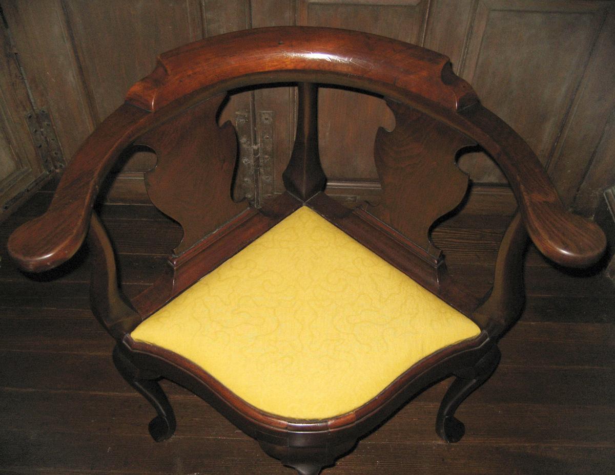 1961.0137 Corner chair view 2