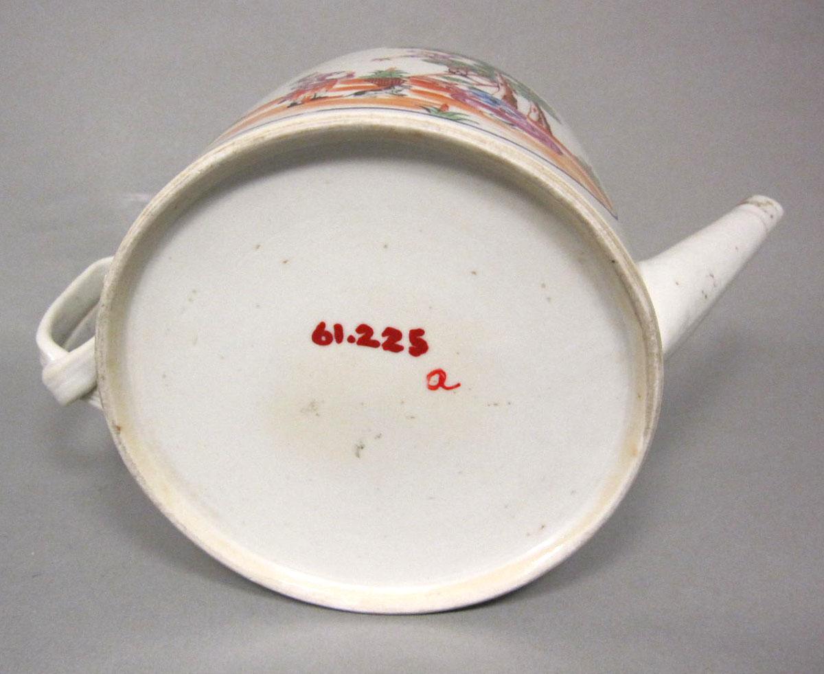 1961.0225 A Porcelain teapot underside