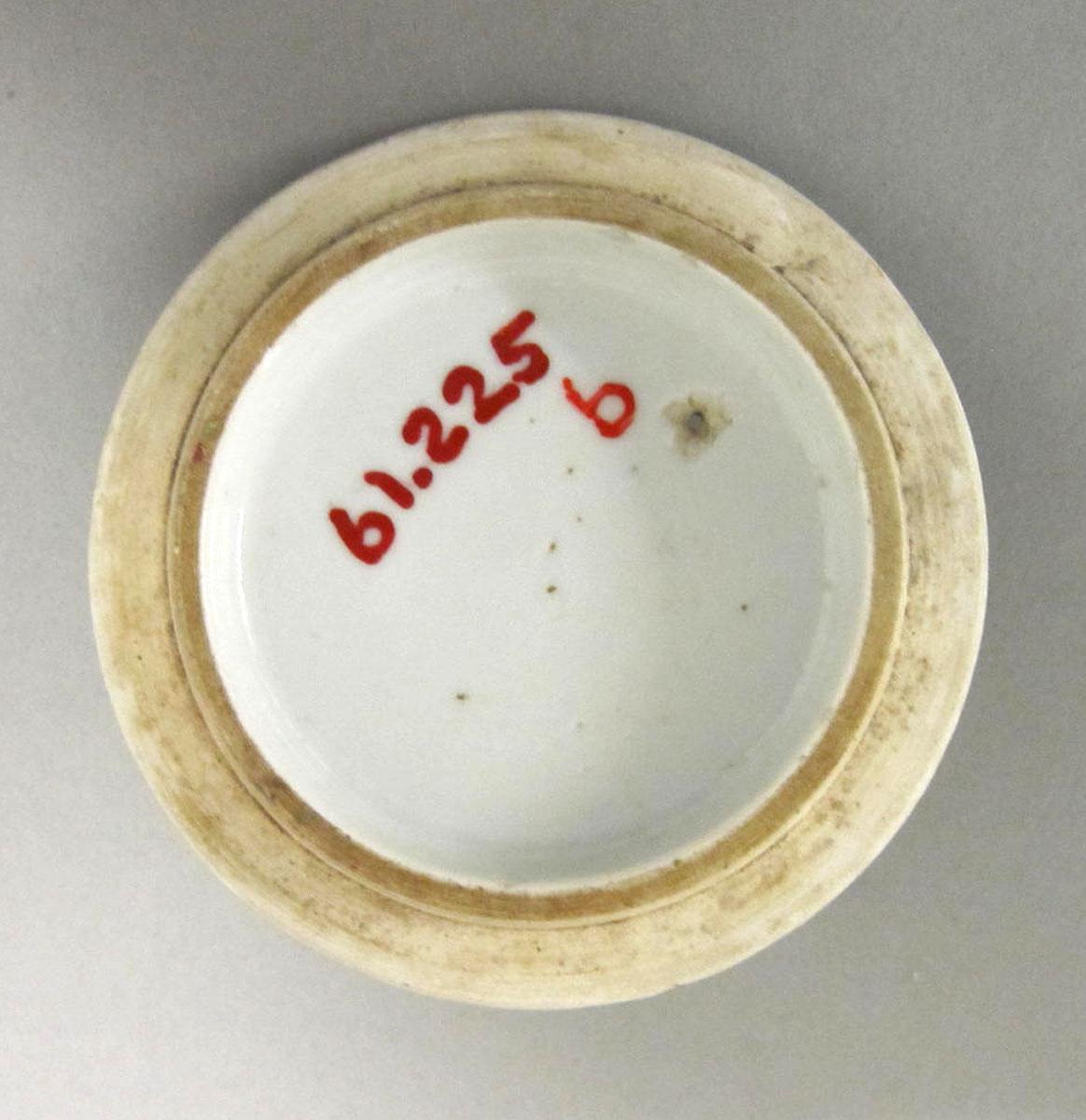 1961.0225 B Porcelain teapot underside