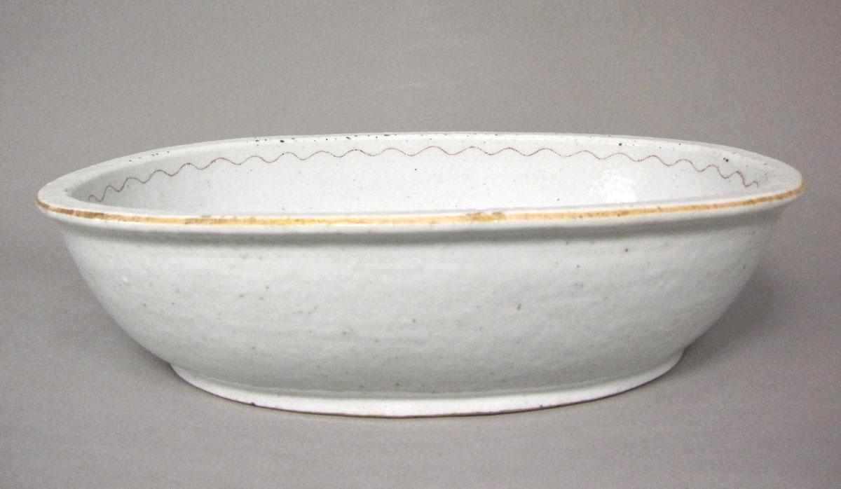 1961.0234.023 Porcelain vegetable dish side