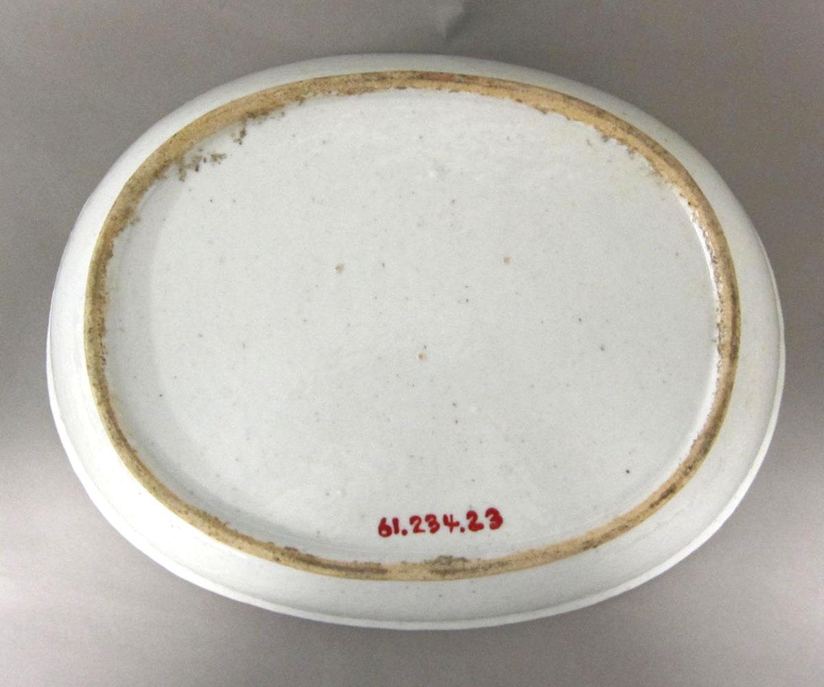 1961.0234.023 Porcelain vegetable dish underside