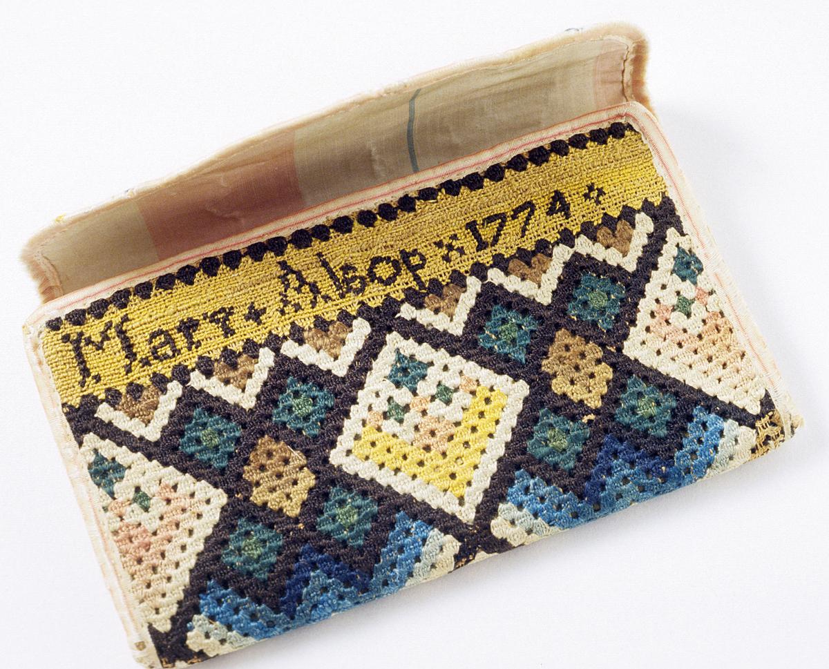 1955.0003.004 Pocketbook view 3
