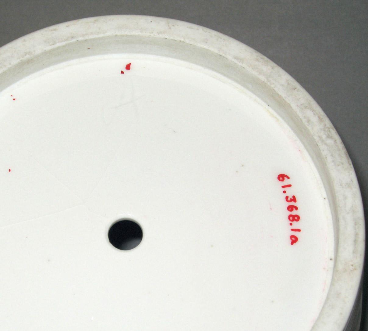 1961.0368.001 A Porcelain flowerpot (underside)